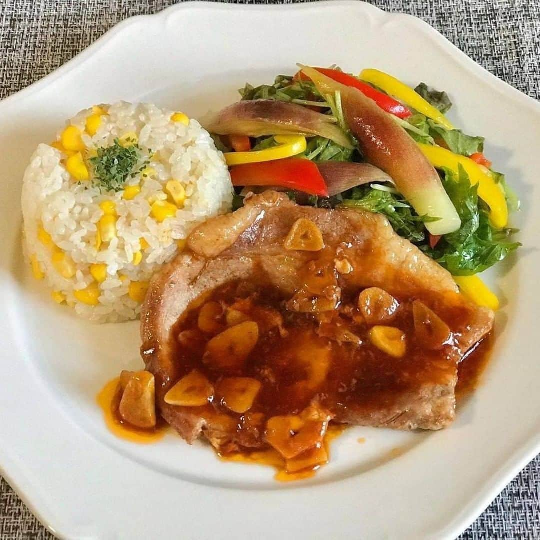 HyLifeporkTABLE代官山のインスタグラム：「ニンニクたっぷりのソースがかかったポークステーキ😋  一口食べたらご飯が止まらない！野菜も添えると見た目も栄養もバランスがよくなりますよね✨ 失敗しないポークステーキの焼き方をハイライトでも紹介しているのでぜひチェックしてみてください♪  こちらの素敵なお写真は @mie8733 さんの一枚です♪ -----------------------------------------  日本の皆さま向けに、安心安全でおいしい豚肉をお届けしている、 ハイライフポーク公式アカウントです。ハイライフポークを使ったさまざまなレシピや皆さまの豚肉料理を紹介しております。 ぜひ皆様も #ぶたごはん を付けて投稿してくださいね♪ -----------------------------------------  #豚肉料理 #豚肉レシピ #豚肉 #ポーク #レシピ #お肉料理 #家庭料理 #おうちごはん #豊かな食卓 #今日のおいしい食卓 #料理好きな人と繋がりたい #フーディーテーブル #ごはん日記 #手作りごはん #クッキングラム #飯スタグラム #私のおいしい写真 　#おいしい時間 #美味しいご飯 #美味しいもの大好き #美味しいご飯 #美味しいもの大好き #カナダ #カナダ旅行 #カナダ産 #トンテキ #スタミナ料理 #晩御飯 #ごはん記録」