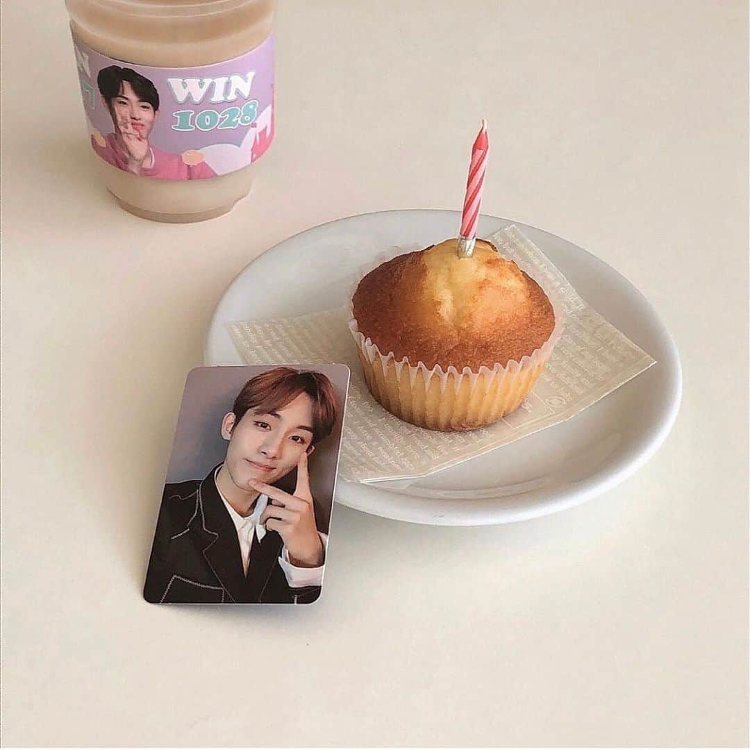 のインスタグラム：「#カプホ巡り してる🥤？？  あんにょんー！ ハルハル編集部のayuです🥑  今日はkpopオタの定番アイテム ˗ˏˋ #カップホルダー ˎˊ˗ について紹介します♡  ☐カップホルダーとは…？  韓国では主流の応援アイテム🐻‍❄️  #センイルイベント などで カフェがオリジナルのカップホルダーを 作って配布したりします💕  最近では新大久保や鶴橋などのカフェで #カップホルダーイベント が行われることもあり 日本でもメジャーになってきていますよね⌇  制作代行に頼んだり 自分でアプリを使って作ることもできるので ぜひ推しの記念日にやってみてください𓂃 𓈒𓏸  ┈┈┈┈┈┈┈┈┈┈┈┈┈┈┈┈┈┈┈﻿  今回の可愛いお写真は、﻿ 以下の方からお借りしています♡﻿ ‌﻿ Thanks for… ‌﻿  @pinkapple_lalisa さま @9920kg_ さま @mxh_o8 さま @si__jini さま @kii___1_7 さま @2l031 さま  ┈┈┈┈┈┈┈┈┈┈┈┈┈┈┈┈┈┈┈  #ハルスタ や #ハルハル をタグ付けしていただくと、 ハルハルの記事やInstagramに投稿させていただくために ハルハルからご連絡させていただく場合がございます  #하루스타 #하루하루 를 태그하시면 하루하루의 기사와 인스타그램에서 사용할 경우가 있습니다. 사용하기 전에 하루하루로부터 연락을 드리겠습니다.  ┈┈┈┈┈┈┈┈┈┈┈┈┈┈┈┈┈┈┈  #カプホ#推し#推しのいる生活#韓国好きな人と繋がりたい#韓国トレンド#韓国#韓国情報#センイル#センイルカプホ#新大久保カフェ#鶴橋カフェ#韓国っぽ#韓国っぽカフェ#컵홀더#推ししか勝たん#推しのいる生活#センイルケーキ#kpop好きな人と繋がりたい」