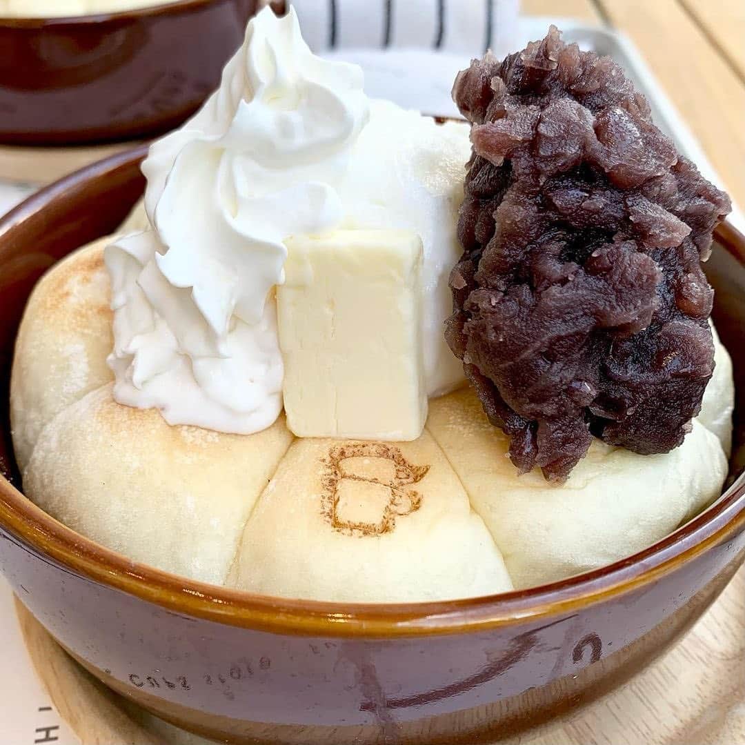 のインスタグラム：「「スイーツスキレットパン」﻿ リポスト✒︎名古屋に4店舗構える人気のコーヒーショップ、THE CUPSさんの名駅店限定メニュー㊙️スイーツスキレットパン 小倉あん&バター🍞🧈🍳﻿ ﻿ THE CUPSさんでしかいただけない手ちぎりスキレットパンのスイーツ版🤤🍓🍌🧈こちらは名駅店のみの取り扱いだそうです🙆﻿ ﻿ あつあつふわふわのスキレットパンに冷たいミルクジェラート🍦✨【熱×冷】の最高のコラボレーションですね😎💯﻿ ﻿ 他にもキウイやブルーベリーなどのフルーツが乗ったものやチョコバナナ、さらには季節限定メニューもありますよ👏🏻🍠﻿ ﻿ @kozue_foodgram さん、#ナゴレコ ありがとうございます⭕️﻿ ﻿ Repost @kozue_foodgram・・・﻿ ﻿ the cupsさんの名駅店限定メニュー☺️﻿ 🎈スイーツスキレットパン 小倉あん＆バター﻿ です！！﻿ ﻿ フライパンのようなお皿に、丸いパンって可愛い🥺﻿ 上には北海道十勝産小倉あん、よつばバター、ミルクジェラート、ホイップクリームが乗っていました！！﻿ ここのミルクジェラートすっきりしているから食べやすい🌟﻿ 小倉とホイップクリームの甘さと、よつばバターの塩気であまじょっぱい感じ！！﻿ 思っていたよりもパンが大きくてボリューミーです🐽」