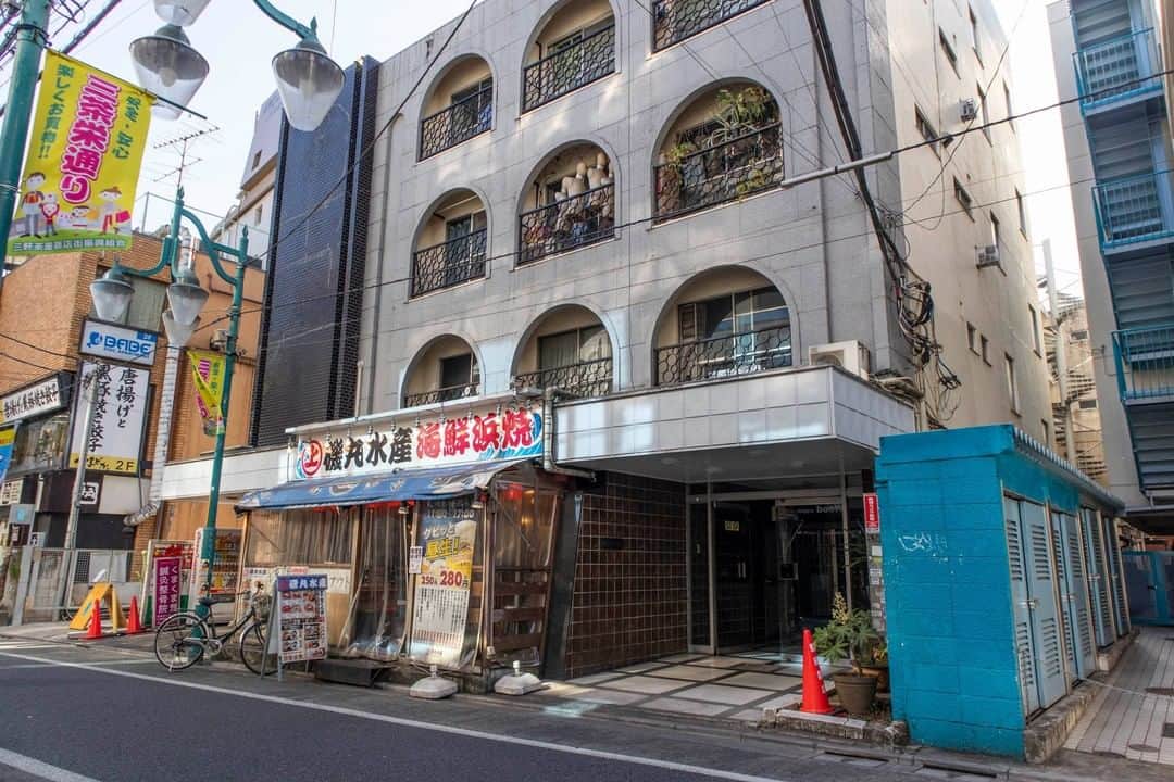 せたがやクラソンのインスタグラム：「『三軒茶屋のど真ん中で。 401』﻿ ﻿ ・東急田園都市線三軒茶屋駅 徒歩2分 ・14万円・40㎡・2DK ___________________________________________________________________﻿  三軒茶屋に来たことがある方、一度は前を通ったことがあるのでは。  一階が磯丸水産、お隣がブルーボトルコーヒーのこのマンション。 4階建ての最上階です。丸いアーチの窓が独特、レトロで素敵だな〜。  お部屋は2LDK。全てフローリングです。14帖のリビングには大きめの収納が2つ。 洋服好きなおしゃれなカップルさんなんて最高ですね。  お風呂とトイレは同じ室内にあります。 ですが、トイレは一段上にあるので、濡れちゃうことはなさそうです。 おしゃれなシャワーカーテンとかをつけたりしても良いかもですね〜。  マンションのすぐ前の通り、栄通りには都心で有名なショップがちょくちょくオープンします。また新しい店がオープンしたらしいよ、って話題で退屈しないかも。  家のすぐ裏がコーヒーショップなんてのも、なんだか自慢したくなります。 三軒茶屋のど真ん中での暮らしいかがでしょうか。  ▼この物件の詳細、﻿ そのほかのお部屋はプロフィールのリンクから﻿ @setagayakurasson﻿ ___________________________________________________________________﻿ ﻿ 「オンラインでお部屋探し」スタートしました！ ご相談お待ちしております。 ﻿ ﻿https://setagayakurasson.com/online _____________________________________________________________________﻿ ﻿ #せたがやクラソン #せたがやンソン #賃貸 #お部屋探し #オンラインお部屋探し #引っ越し #内見 #部屋 #ワンルーム #ひとり暮らし #ふたり暮らし #好きな街 #暮らしを楽しむ #キッチン #家具 #世田谷 #賃貸インテリア #リノベーション #コンシェルジュ #世田谷のお部屋探し  #田園都市線 #三軒茶屋 #三茶 #暮らしを楽しむ #ブルーボトルコーヒー #三茶暮らし #外観 #レトロ物件 #カップル #ニューオープン」