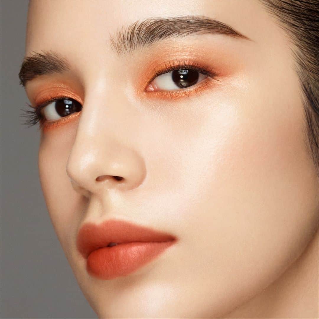 SUQQU公式Instgramアカウントさんのインスタグラム写真 - (SUQQU公式InstgramアカウントInstagram)「For a dignified charm 1.Gently apply taupe (upper-right) SIGNATURE COLOR EYES 02 across the eye area. 2.Apply coral orange(lower-left) to the whole lower eyelid, and a third of the way across from the inner corner of the upper eyelid. 3.Softly lift the outer corners with the yellow brown (lower-right) and join to the previously applied orange in step 2. 4.Adding sparkle to the eyes by applying the coat color (upper-left) to the inner corners and upper eyelid. 5.Blend the two shades of the PURE COLOR BLUSH 125 together and touch up the undereye area. 6.Complete the look by gently patting in COMFORT LIP FLUID 104 and blend the contouring into the skin.  <Items> SIGNATURE COLOR EYES 02 YOUKOUIRO PURE COLOR BLUSH 125 AKATSUKITSUGE [limited] COMFORT LIP FLUID FOG 104 TERIBI [limited]  凛とした艶感のある印象に  1.シグニチャー カラー アイズ 02の右上をアイホールにふんわり入れる。 2.左下のオレンジを下まぶた全体と、上まぶた目頭から1/3に入れる。 3.右下を上まぶた目尻からふんわりのせて先ほどいれたオレンジにつなげる。 4.左上のコートカラーを目頭から上まぶたにかけてのせる。 5.ピュア カラー ブラッシュ 125の2色を混ぜて骨格に沿ってふんわりのせる。 6.コンフォート リップ フルイド フォグ 104を軽くぽんぽんとつけて、輪郭はぼかして肌になじませる。  <使用アイテム> シグニチャー カラー アイズ 02 陽香色 -YOUKOUIRO ピュア カラー ブラッシュ 125 暁告 -AKATSUKITSUGE [限定色] コンフォート リップ フルイド フォグ 104 照陽 -TERIBI [限定色] 打造冷豔風格的光采印象。  1.使用晶采盈緻眼彩盤02的右上主色輕刷眼窩。 2.使用左下橙色眼影全面刷在下眼瞼，以及眼頭1/3部位。 3.使用右下棕色從上眼尾往眼頭方向輕刷上眼皮，連結眼頭橘色眼影。 4.使用左上的光感色眼影疊上眼皮。 5.將晶采淨妍頰彩125的兩色混刷，沿顴骨輕輕刷上。 6.使用晶采柔艷唇釉(潤光)104輕點雙唇。  <使用商品> 晶采盈緻眼彩盤 02 陽香色 -YOUKOUIRO 晶采淨妍頰彩 125 暁告 -AKATSUKITSUGE [限定色] 晶采柔艷唇釉(霧光) 104 照陽 -TERIBI [限定色]  #SUQQU #スック #suqqucolormakeup #2021spring #cosmetics #jbeauty #newproducts」1月12日 17時00分 - suqqu_official