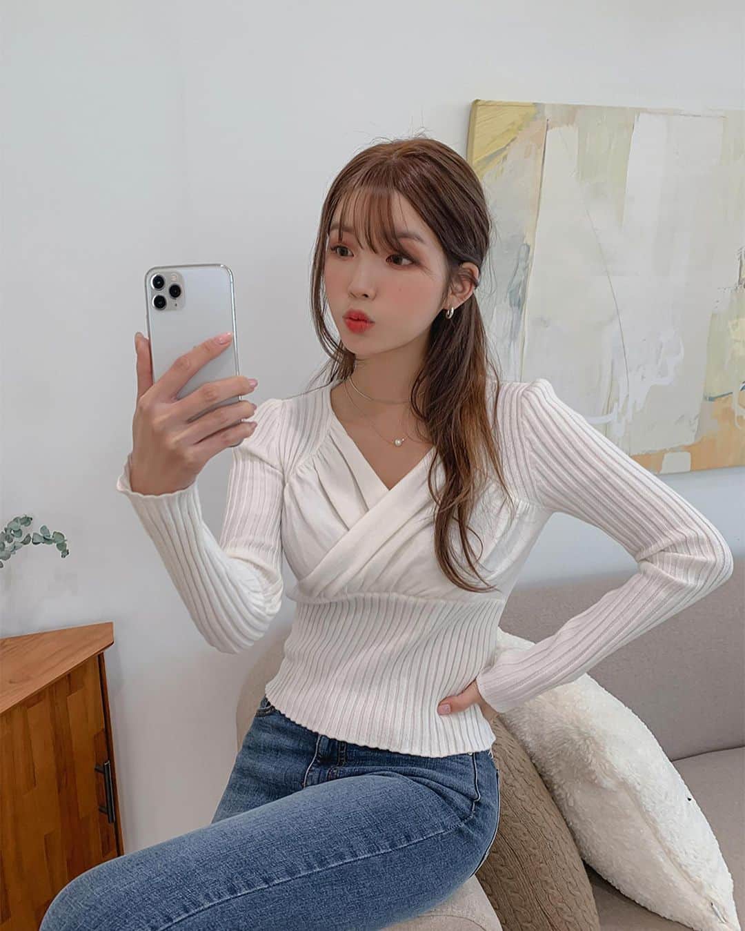 Chuuのインスタグラム：「쫀쫀한 소재로 볼륨감 있는 스타일을 연출 시켜주는 셔링 랩 니트❣️  베이직한 니트에 바스트 셔링 랩 부분으로 포인트 아이템🤎 세미 크롭 기장으로 다리 비율도 길어 보이는 예쁜 핏 러블리 니트☺️ 지금 츄에서 만나보세요!  #chuu#츄#크롭니트#랩니트#데일리룩#코디추천」