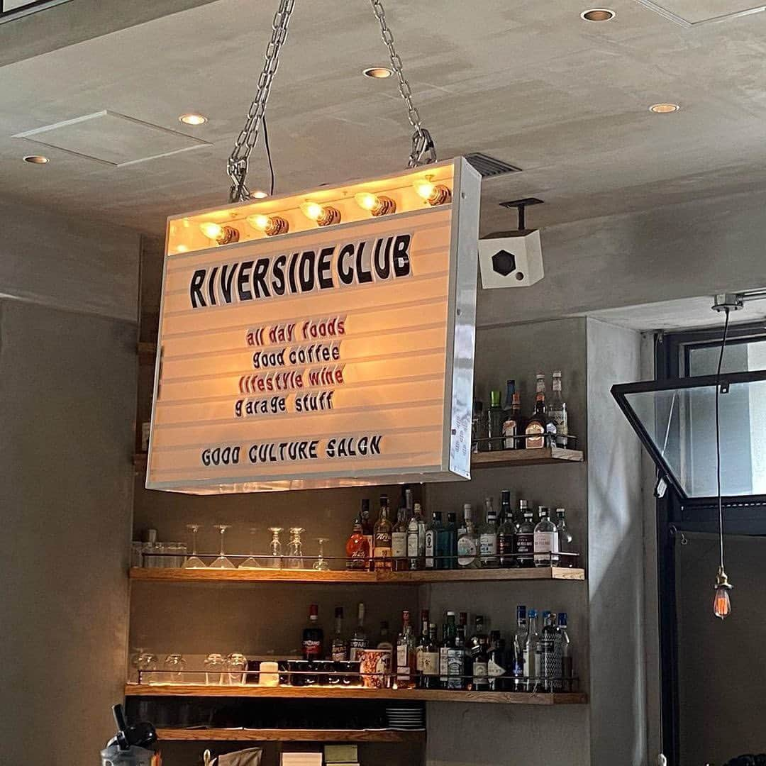 isutaさんのインスタグラム写真 - (isutaInstagram)「大人のお子様ランチに心躍る…♡﻿ ﻿ ﻿ 東京・中目黒にある「RIVER SIDE CLUB（リバーサイドクラブ）」は、2020年7月にオープンしたカフェ。﻿ ﻿ ﻿ ここでは、肉の巨匠と呼ばれる銀座マルディグラのシェフが監修したランチが楽しめます。﻿ ﻿ ﻿ まるでお子様ランチのような「ハンバーグナポリタン（1,400円）」は、皆大好きなてっぱんの組み合わせですよね。﻿ ﻿ ﻿ てっぺんに刺さったキュートな旗が、童心に帰らせてくれそう…♡﻿ ﻿ ﻿ ボリュームがあるので、お腹がすいている日のがっつりランチにおすすめですよ。﻿ ﻿ ﻿ 気になる方はぜひチェックしてみてくださいね♩﻿ ﻿ 【RIVER SIDE CLUB】﻿ 住所：東京都目黒区青葉台３丁目１８−３ THE WORKS 1F﻿ 営業時間：月～土　9:00-23:00(22:00L.O)﻿ 　　　　　日・祝　9:00-21:00(20:00L.O)﻿ 定休日：なし﻿ ﻿ ﻿ photo by﻿ @__aya_food__﻿ @nhllrn﻿ @m.k.vermouth86﻿ @hitoooomin_﻿ @o6_6o___tm﻿ @kuishinboculb   ﻿ #isuta #イスタ #isutapic﻿ #isutacafe #カフェ巡り #おしゃれカフェ﻿ #カフェスタグラム #cafestagram #カフェ ﻿ #カフェ好き#お洒落な人と繋がりたい﻿ #カフェ好きな人と繋がりたい #喫茶店﻿ #cafe #RIVERSIDECLUB #リバーサイドクラブ ﻿ #中目黒カフェ #中目黒グルメ #中目黒ランチ ﻿ #東京グルメ #東京カフェ #東京ランチ ﻿ #ランチ #ハンバーグ #パスタ #パスタランチ ﻿ #お子様ランチ #大人のお子様ランチ #カフェ活」1月12日 11時34分 - isuta_jp