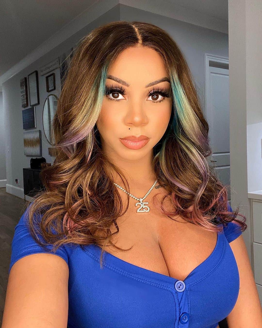Brittany Rennerのインスタグラム：「Looooove my unit from @phivestarhairboutiquellc she has created a few of my units and continues to provide quality customer service and products 😍」