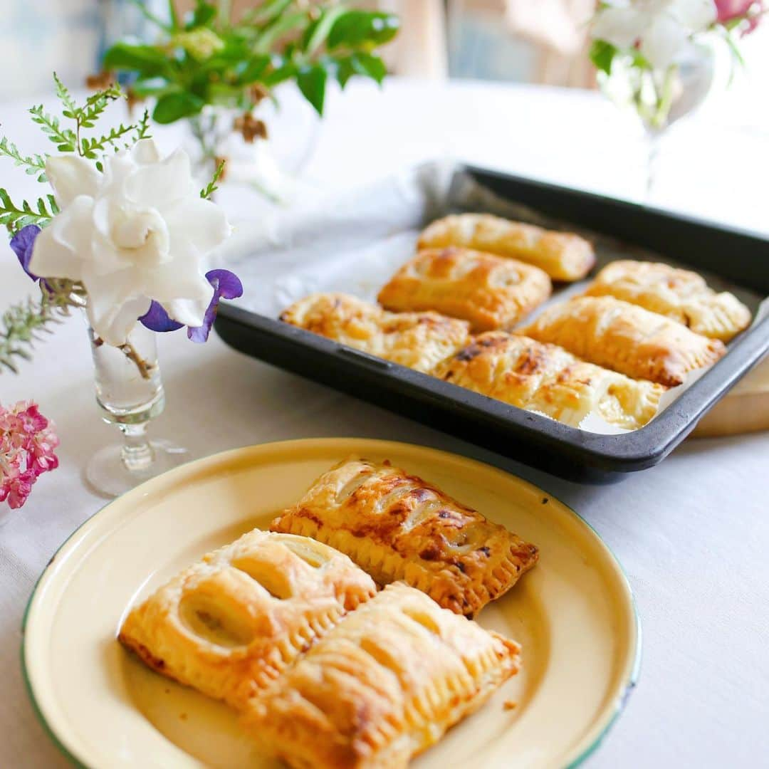 amiさんのインスタグラム写真 - (amiInstagram)「．  I made a banana pie  息子と二人でバナナパイ🍌🥧 作りをしましたよ〜❤️  バナナパイの中身は @bestpot_official さん の可愛い土鍋で作ったよ💓  子供と楽しみながら クッキング〜✨  だんだん息子と出来ることが 増えてきて楽しいな🤗💕  ． #bestpot #おうちカフェ #おやつ #バナナパイ #フーディーテーブル #お菓子作り #パイ作り #おうちカフェ #パイ #タベリー #ママリクッキング #マカロニメイト #おうちごはんlover #スイーツ#息子とクッキング #food #dinner #japanesefood」1月12日 11時46分 - amikuma1219