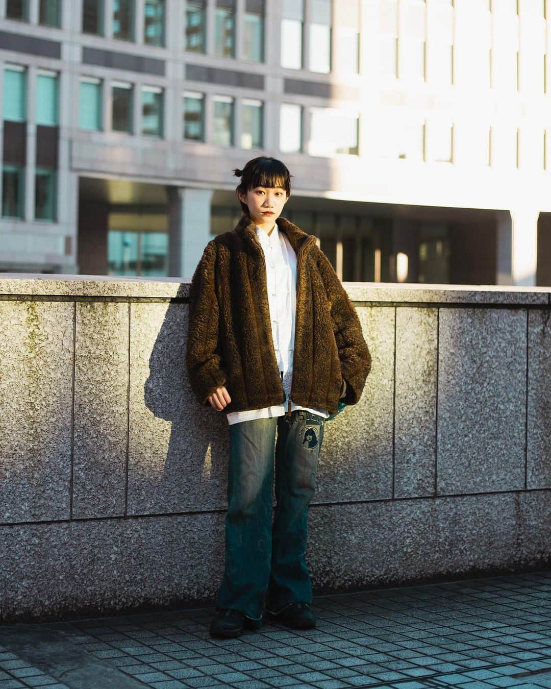 のインスタグラム：「【スナップ】 Name: 朝比奈 Age: 20 Occupation: グラフィックデザイナー  Jacket #used Shirt #used Bag #52BYHIKARUMATSUMURA Shoes #NIKE  Photo by @keigosugiyama_  #スナップ_fs #fashionsnap #fashionsnapwo_women #snap #ファッションスナップ #streetsnap #ストリートスナップ #japan #tokyo #fashion #streetstyle #streetwear #streetscene #ストリートファッション #style #コーディネート #tokyofashion」