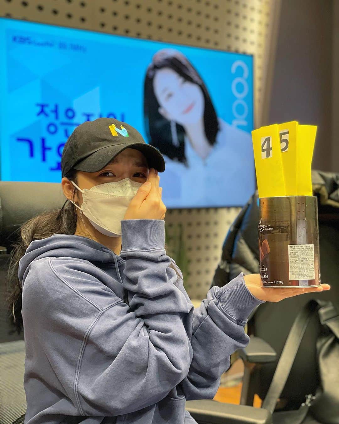 チョン・ウンジのインスタグラム：「언니들..청취율 오르면...카카오초콜릿통으로만든럭키통에 고급색종이붙여줄게..재활용은 좋은거니까..💎 #정은지의가요광장 #청취율조사 #김다비이모놀러와주소주소🐮 #신디말구다비이모🐮 #보고싶🐮 @ksy83s」