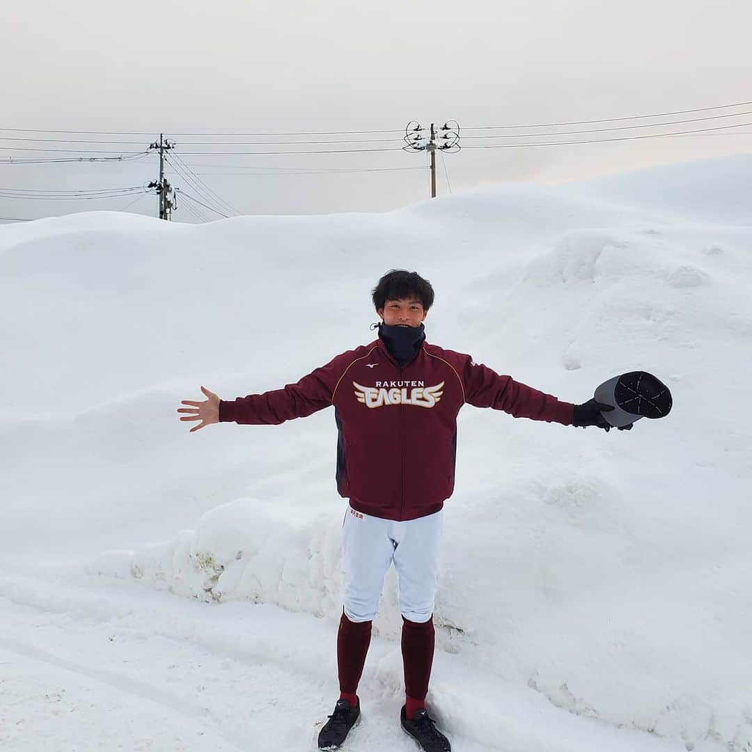 聖澤諒のインスタグラム：「昨日は青森野球スクール😜  両サイドの道は2m以上ある雪の壁でした⛄❄」
