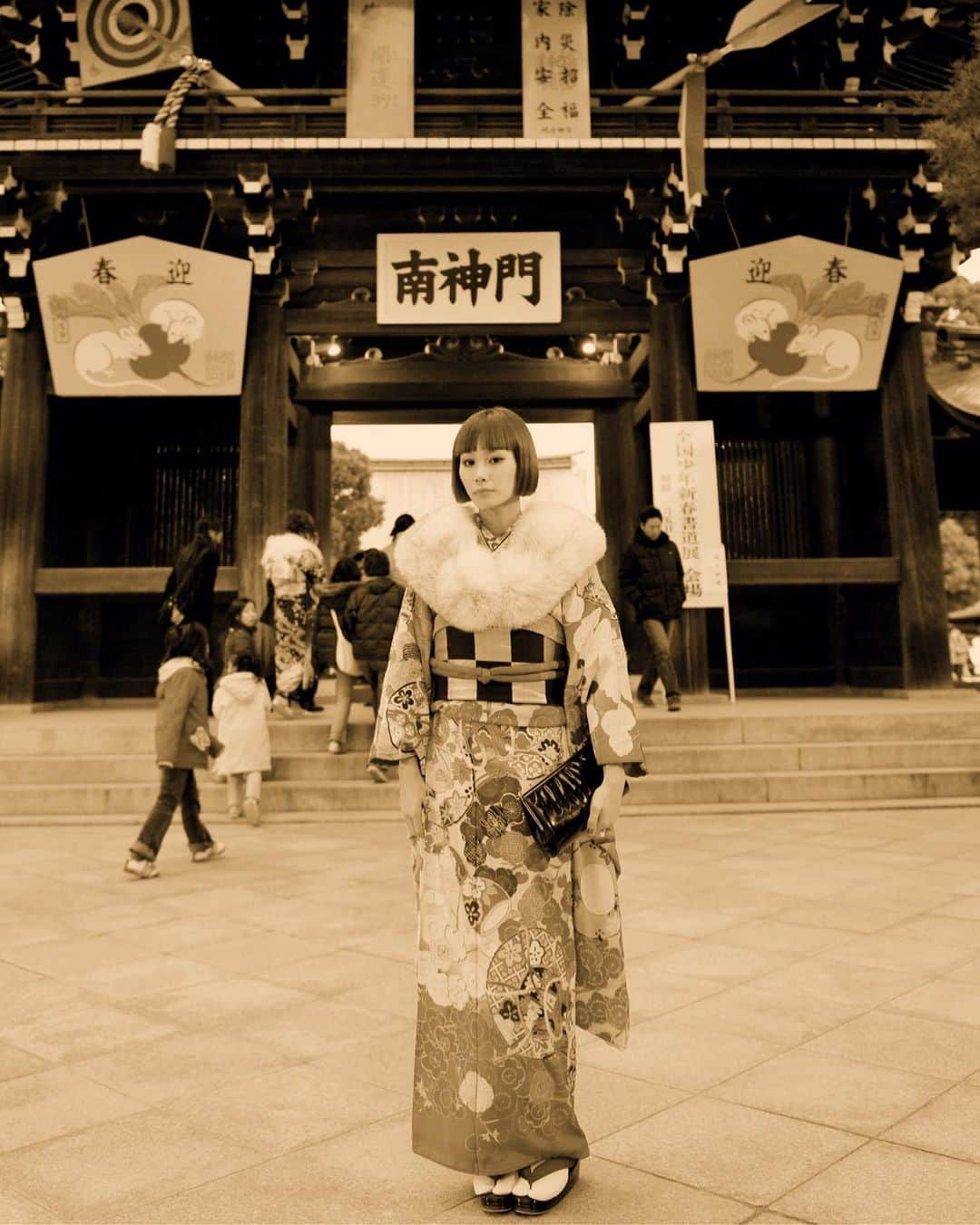 のインスタグラム：「新成人の皆さま、一日遅くなりましたが、おめでとうございます！👏🏻🎊 Best wishes on the Coming of Age Day👏🏻✨ Here is the picture when I was 20😂  私も成人の日は明治神宮に家族で行き、神楽殿で御祈願して、ごはん食べに行ったなーなんて事を思い出しました。 私、成人式には何故か行かなかったのだけど、この格好で一日過ごすだけでも楽しかったな☺️ 昨日見かけた新成人の皆さんも、振袖を着る事にワクワクしている感じでとっても楽しそうでした。皆さんそれぞれ自分の個性に合わせた振袖選びをしているので、見てて楽しいな☺️  二十歳の私と昨日の私😂 こちらの写真のカラーバージョンはELLEオンラインの連載でUPします！☺️ 髪は先日のインスタライブでご紹介した、凄い簡単なヘアセットその①です笑 Color picture will be in next my monthly column of Elle online.   #アンティーク着物 #成人式 #明治神宮 #振袖 #和装ヘア」