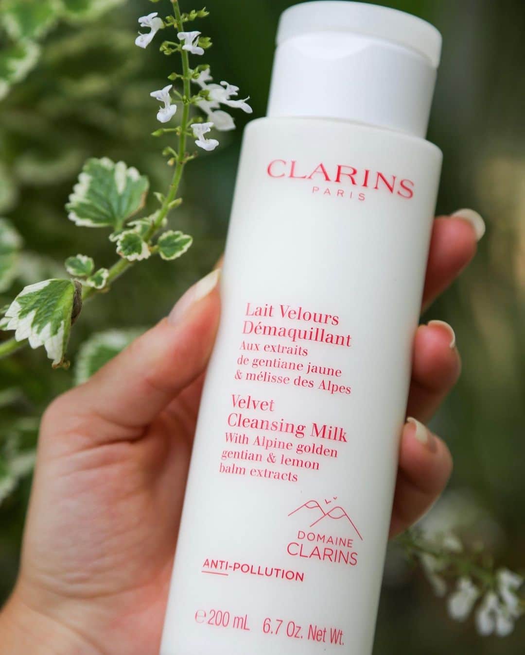 CLARINSさんのインスタグラム写真 - (CLARINSInstagram)「🌿💧🛁 ***NEW*** Velvet Cleansing Milk is an ultra-creamy cleanser that gently removes makeup and pollutants while boosting hydration 💧🌿   Perfectly comforting for skin on a cold winter night ❄️🛁  🏔The duo of 2 organic Alpine plant extracts—Organic Golden Gentian 🌱 and Organic Lemon Balm🌿—make up our exclusive Gentle Complex to soothe and soften skin, and are sourced responsibly from 🏔Le Domaine Clarins—our open-air laboratory and farm located in the French Alps 💚💙  Photo: @averywheless  #clarins #skincareexpert  #clarinscleanse  #selfcare #skincare #velvety」1月12日 11時44分 - clarinsusa