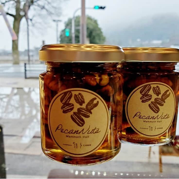 Salon de Royal Kyotoさんのインスタグラム写真 - (Salon de Royal KyotoInstagram)「こんにちは　 サロンドロワイヤル嵐山店です ・ ・ 朝夕冷え込むこの時期はお肌も乾燥しがちに。 そんな時は体に優しい『ピーカンナッツの蜂蜜漬け』はいかがでしょうか。 蜂蜜は、太陽の国メキシコ産のオレンジ蜂蜜を使用 柑橘系の爽やかな甘さが特徴で、ナッツとの相性が抜群です。 ・ ・ 瓶の中にはサイズの大きいピーカンナッツがぎっしり ヨーグルトやアイスクリームのトッピングに 熱々のトーストに塗ったり、チーズにかけてとアレンジレシピも豊富 紅茶に少し溶かして香ばしいナッツと一緒にいただくと、体の芯まで温まります。 ・ ・ #サロンドロワイヤル京都店 #salonderoyalkyoto  #嵐山#サロンドロワイヤル嵐山店#渡月橋 #サロンドロワイヤル#京都 #京都スイーツ#ボンボンショコラ#京都カフェ#チョコレートショップ#ショコラトリー#パティスリー #チョコレート #チョコ #ショコラ #chocolate #chocolat #chocolatier#salonderoyal  #ピーカンからから#ピーカンナッツ#豆菓子#人力車#このみみ#ピーカンナッツの蜂蜜漬け」1月12日 11時55分 - salon_de_royal_kyoto