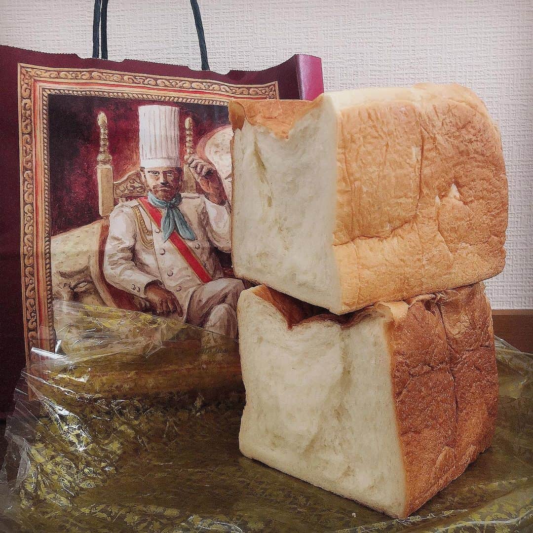 原田彩さんのインスタグラム写真 - (原田彩Instagram)「🍞🍞🍞 . 気になっていた食パン専門店 @bread.ogikubo_kofu_hounantyou の 自己中な極みをGET‪‪✌︎✌︎✌︎‬ . ここのパンは、 厳選された小麦粉はもちろん 国産バターに無添加の生クリーム、 京都の老舗蜂蜜店 金市商店の蜂蜜と パン職人たちが自己中な程に こだわりまくったパンなんだって☺️ . 生地はめちゃくちゃふわっふわで パンを割いた時の立ちのぼる香りがもう、、‪‪❤︎‬ 味は上品な甘さで最高に美味しいの！ その日中に食べれない分は ほんのり20秒くらいレンジで 温めなおしたらふわふわ感が 復活してくれるのでオススメ◎ . 1日20本限定のレーズンたっぷりな 自己中アンサンブルもめっちゃ気になる！ またの機会に食べてみたいなあ🍞💕 . 完売もはやいから確実にGETするには LINE予約か電話でお取り置きがオススメだよ‪‪❤︎‬ . #どんだけ自己中 #荻窪食パン #高級食パン #高級食パン専門店 #荻窪グルメ #自己中な極み #どんだけじこちゅー #pr #トリドリベース #パン好き #生食パン #おこもり #おうち時間 #おうちごはん #朝ごぱん #美味しい食パン」1月12日 11時48分 - ancororiin