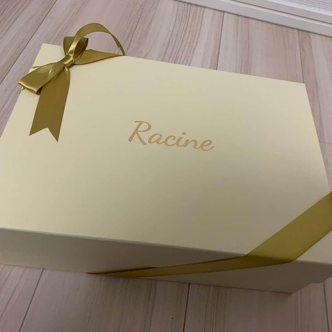 広沢麻衣のインスタグラム：「新しくできたブランド、 @racine.store　(ラシーヌさん)のバイカラーのニットパーカー着た♡  パーカーのデザインのバイカラーには「表面上に見えている部分・表面上見えてこない根っこにある本質的なモノ・コトの後者を正しく汲み取り、その本質的なモノ・コトを思い出す、取り戻すようなサービスを作ろうという」コンセプトがあるみたいです☺︎  届いた時の梱包箱もとても可愛くてでプレゼントにも最適です☺︎♡  キッズサイズもあるみたいだから 親子コーデも出来るんだって！ 親子で着てたらかわいい〜！！！  みなさまぜひっ♡  #racinestore #ラシーヌ #ふんわりモカパーカー #パーカー #パーカーコーデ #pr #ニットパーカー #ootd #fashion」