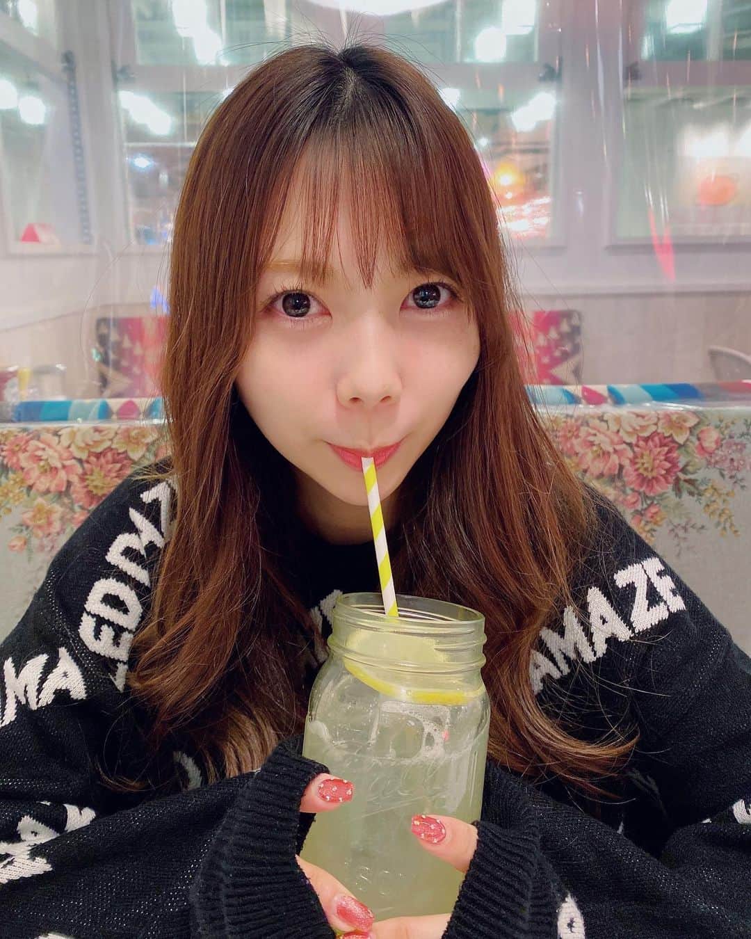 のインスタグラム：「・  ジャンクなものって なんでこんなに美味しいの🥪？  三連休の朝はフレンチトーストにハマって 食パン計何枚食べたんだろう…🍞  ずっと会えてなかったりさまるに やっと会えて嬉しかった🥺💓💓  今度は朝ごはん食べに行こうね🥣💕  #ジャンクフード#サンドウィッチ #ハンバーガー#フレンチトースト #パン#小麦粉#大好き＃大好物 #レモネード#新宿#ルミネエスト #follow#followme」