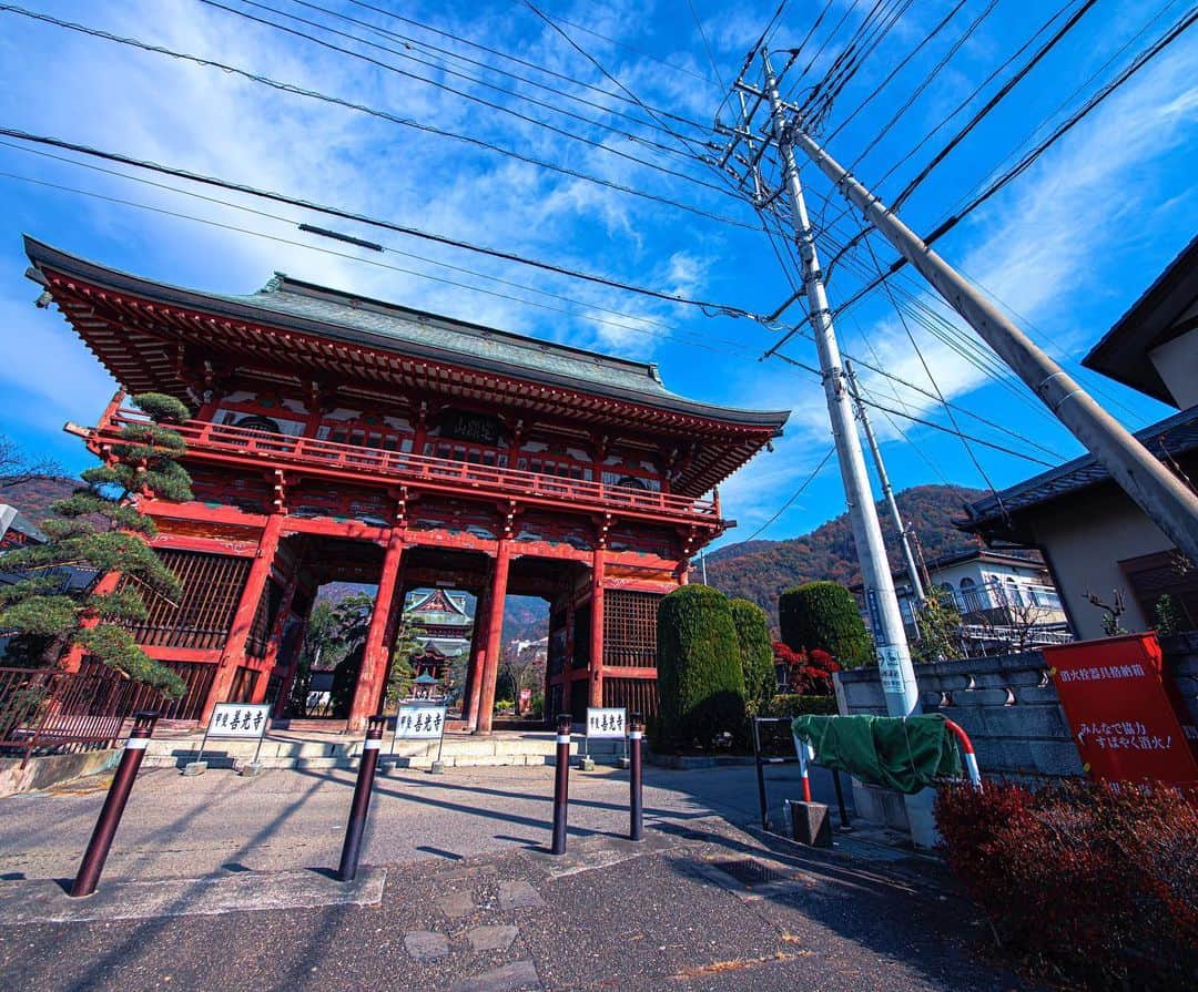東京電力ホールディングス株式会社さんのインスタグラム写真 - (東京電力ホールディングス株式会社Instagram)「電柱とお寺(2020年11月撮影) Utility poles and Temple 電柱に対して、斜めに立てられている柱は「支柱」と呼ばれています。電線の張力を緩和するために支えている柱です。  #東京電力 #東電 #tepco #山梨 #yamanashi #電柱 #電線 #配電線 #電線と空 #電柱と空 #お寺 #雲のある風景 #空のある風景 #ファインダー越の風景 #青空と雲 #雲の流れ #何気ない景色 #誰かに見せたい景色 #景色写真 #写真散歩 #情景 #見上げる #見上げる空 #なにげない日常 #utilitypole #electricpole #electricwire #wwwdc #special_shot_ #skypictures」1月12日 12時00分 - tepco.official