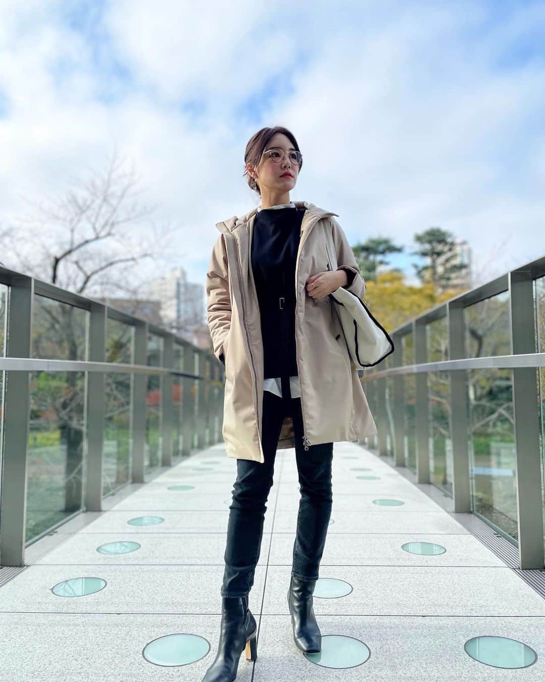 のインスタグラム：「こんにちは☀️ . 今月も @tigora_women でアクティブコーデ👖❤️✨ . 今回はウインドジャケットを着回し💕✨驚くほど軽くて暖かい！厚手でもないので、スタイリッシュに見せてくれるの🙆‍♀️ この季節に本当便利❤️ 品あるベージュカラーも合わせやすいよ❣️ . 1コーデ目はデニムでカジュアルハンサムコーデ👖✨全体を暗めのカラーでまとめて、カバンとアウターの色合わせで統一感を🙆‍♀️❤️ アウターって着太りして見えること多いけど、これはスタイリッシュに見せてくれるからIラインコーデが作れます💗 . 2コーデ目は白ブラウスとレザースカートでレディスタイル✨綺麗めデザインなの、レディコーデにもぴったり❤️ . 本当軽くて暖かいから、一緒にいたお母さんも感動して欲しがってました🤣笑 年齢問わずどんな世代でも愛用できると思います🙆‍♀️ . 午後もがんばっていきましょう💕 . #tigora #tigora_women #pr #ティゴラ #スポーツデポ #アルペン #りなまるコーデ #カジュアルコーデ #カジュアル #大人カジュアル #デニム #デニムコーデ #denim #スポーツカジュアル #スポーツ女子 #カジュアル女子 #classy__leaders #classy #読者モデル #読モ #スポーツカジュアル #casualstyle #casual #スキニー #スキニーデニム #おさんぽ #お散歩 #ボーダー #パーカー #着回し #着回しコーデ」