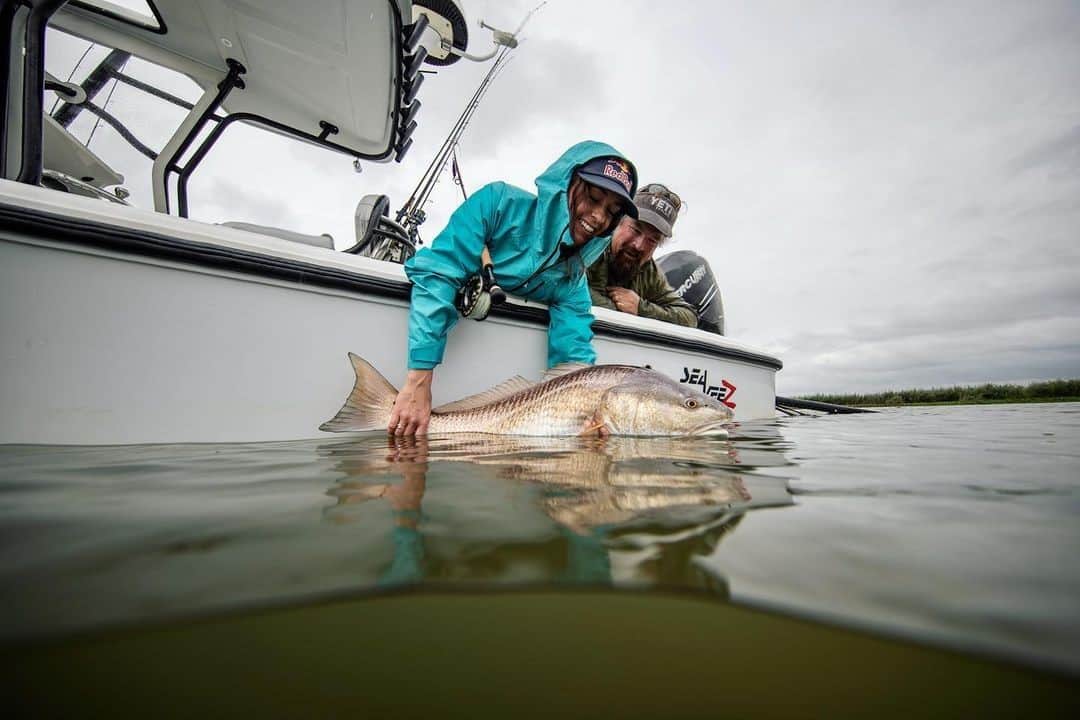 シマノ｜Fishingのインスタグラム：「These two are no stranger to outdoor accomplishment. @tatummonod  @carterandrewsfishing   #FishShimano #Redfish #BullRedfish #CatchAndRelease」