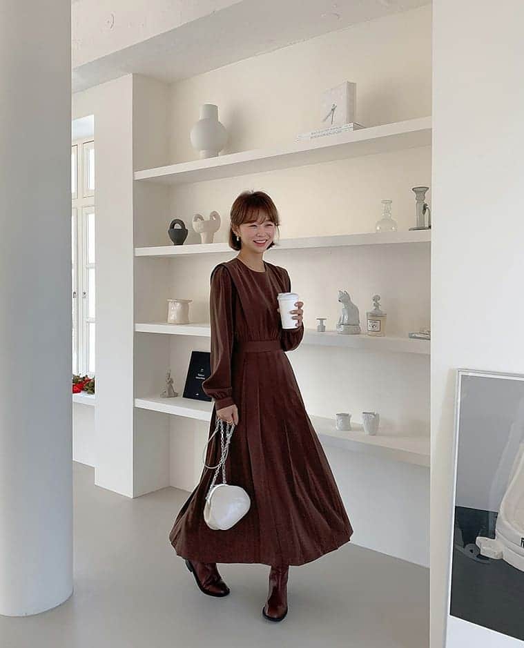 のインスタグラム：「今日の新作5%OFF❣  ロング丈のプリーツスカートタイプのロングワンピース🤎 シンプルかつ快適に着られて １枚で優雅な雰囲気を演出してくれます😊💕  詳細はサイトでチェックしてください💡  #イムブリー#IMVELY#ワンピース#大人カジュアル#大人可愛い#ootd#デイリー #カジュアルコーデ」