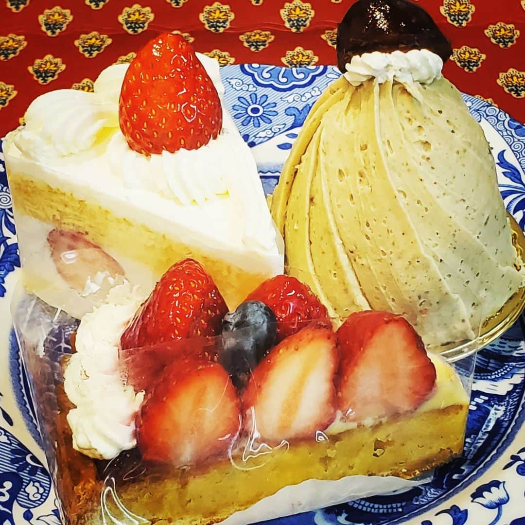 のインスタグラム：「こんにちは😃 　ケーキをリニューアルいたしました。新春に色とりどりのケーキとドリンクでお楽しみ下さい。😌 　 　　　ショートケーキ 　　　イチゴタルト 　　　モンブラン  　　　　　　　単品　￥700  　　　ドリンク付　￥1350  #cafe#coffee#tea#cake#sweets#tramcafe#japan #tokyo #ikebukuro#instalikes #instagood#like4likes#tagforlikes  #ケーキ#電車#喫茶店#トラムカフェ#池袋#西武#西武池袋本店 #東京カフェ #路面電車#1月」