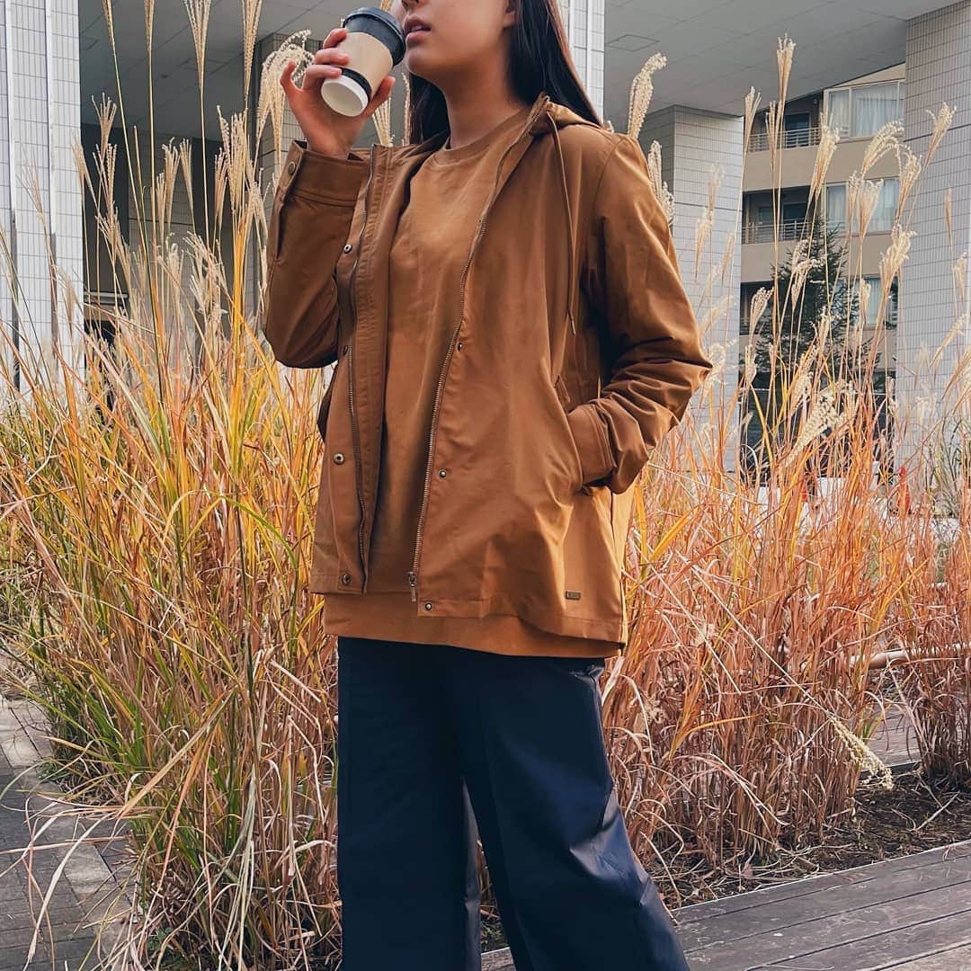 HeM sportsのインスタグラム：「ゆったりしたワイドパンツにストレッチのきいたトップスを合わせれば、ちょっとしたお散歩にも最適なリラックスコーデの出来上がり✨﻿ ﻿ 軽めのマウンテンパーカーは、ちょっとした外出時でもサラッと羽織れる使いやすさが嬉しいんです💡﻿ ﻿ もちろん動きやすさも◎﻿ 寒い冬も、適度に運動をして身体を温めましょう🚶‍♀️﻿ ﻿ ******************************************﻿ ■マウンテンパーカージャケット﻿ ￥3,267（税込）《SALE》﻿ ■ミニ裏毛トップス﻿ ￥2,167（税込）《SALE》﻿ ■タックワイドパンツ﻿ ￥2,717（税込）《SALE》﻿ ******************************************﻿ ﻿ 商品の詳細はプロフィールページのURLからご覧ください💨﻿ ﻿ #HeMsports #HeM #yoga #running⁠⠀#ヘム #ヘムスポーツ #スポーツウェア #ランニング女子 #フィットネス女子 #ヨガウェア #ランニングコーデ #ランニングウェア #アウトドアコーデ #マウンテンパーカー #カジュアルファッション #ワンマイルコーデ #パーカーコーデ #パンツコーデ #スポーツ女子 #ラフコーデ #ハシリマスタグラム #ちょっとそこまでコーデ #楽ちんコーデ #ブラウンコーデ #ブラウンパーカー #冬ファッション #ウォーキングダイエット #ウォーキングウェア #冬パンツ #ネイビーパンツ﻿」