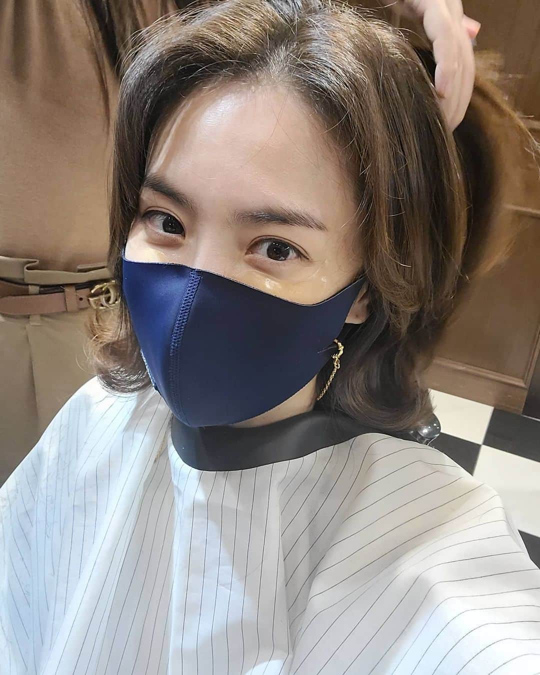 ユ・ハナのインスタグラム：「숨어있는 '아이패치' 를 찾아랏 👀  머리를 조금 더 정리하던 날 컷트와 드라이를 하면서도 하는 내내 티안나게 찰떡같이 붙어있던 아이패치🎶👍  춥다고 히터틀어둔 요즘 실내는 너무 건조할 수 밖에 없는데, 전 더 촉촉💦했죠. 회사다니시는 분들!! 컴퓨터앞에서 찰떡같이 붙혀도 점심시간 커피타임때 붙혀도  출근시간 차안에서 붙혀도  느므느므 촉촉하고 좋아요♡  눈가 칙칙하고 자글자글 주름은 남자분들도 고민이잖아요😭  👀 눈가피부는 다른 피부보다 3배는 얇다는데..( 안그래도 피부얇은데 더 얇다니 😭)  ✔인체적용시험으로 저자극테스트완료 ✔식약처 인증 주름개선+미백 기능성 화장품 ✔네이버 쇼핑부분 아이패치 1위 🌟 ✔예민한 피부도 사용 가능   🌞따가움 없이 눈가관리 편.하.게!! 제.대.로!! 수.시.로!! 하세요💛  👉수용성 고농축 100%에센스겔  사람의 체온에 반응해 녹으면서 피부 틈 사이사이까지 빈틈없이 흡수   🌸오늘 둘째날이에요! 내일마감!!  🌸오피셜계정 @fromhana111 🌸제품문의 kakao talk ID '프롬하나cs' 🌸구매는 상단프로필란의 파란색 링크주소인 프롬하나닷컴 클릭 ✔」