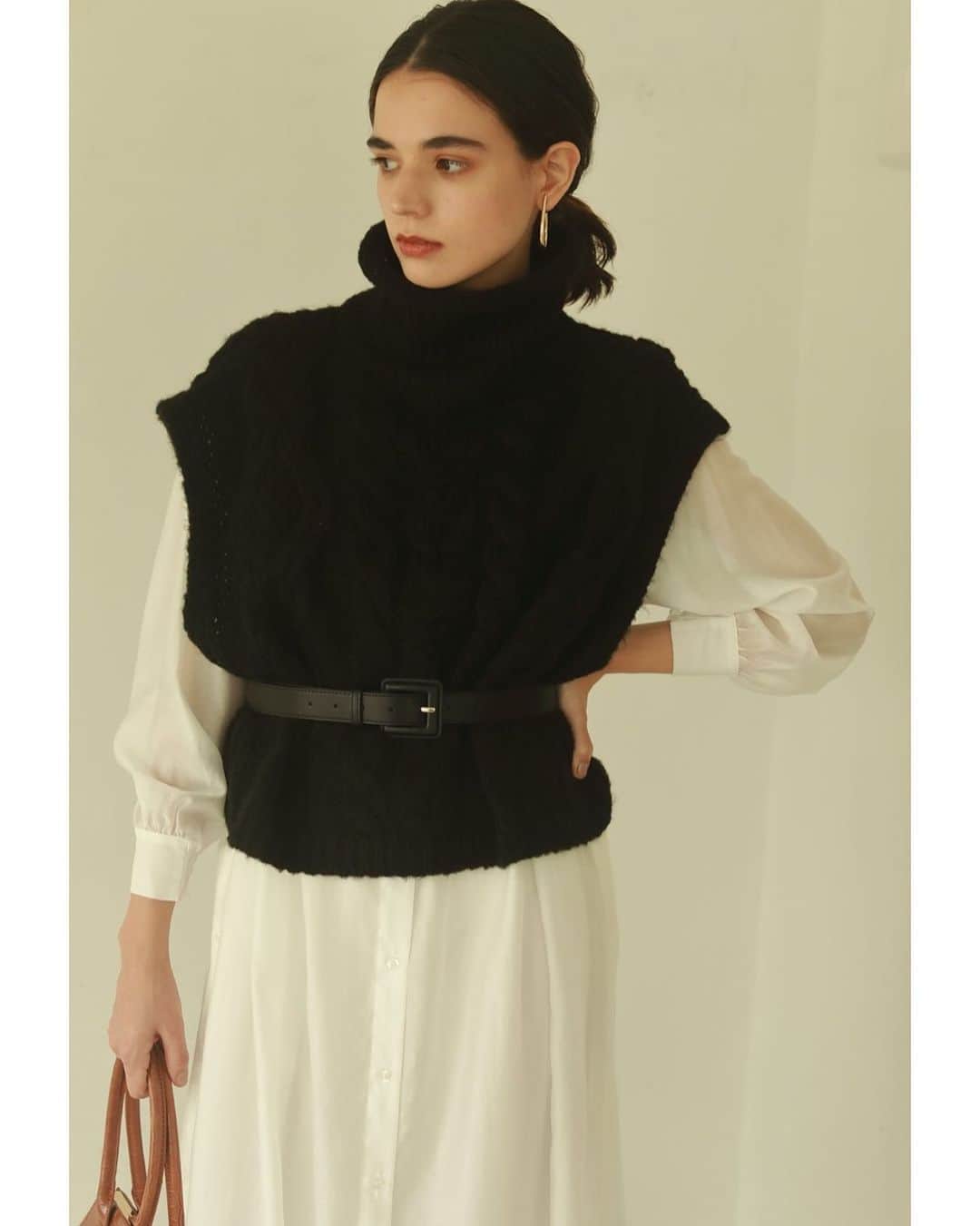 ACYMさんのインスタグラム写真 - (ACYMInstagram)「#発売中 ✔︎Square buckle ベルト (BEG,BLK) . ✔︎Bulky turtle knit ベスト (IVO,BLK) . . プロフィールTOPのURLからCHECK✈︎ . #ACYM #ootd #outfit #coordinate #instagood #instalike #2020AW #fashion #japan #tokyo #ニットベスト」1月12日 12時06分 - acym_official