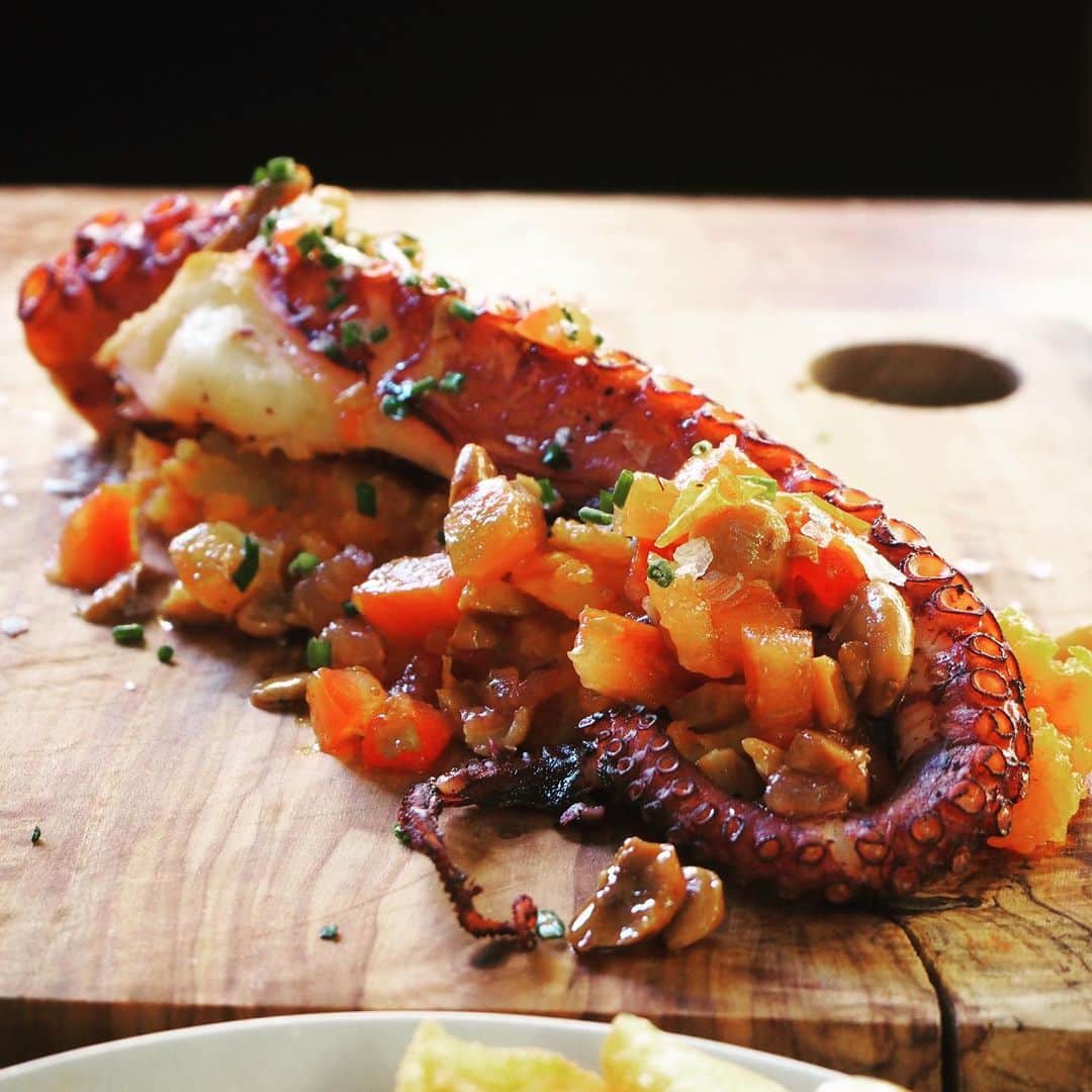Alb Barcelona Football Academyのインスタグラム：「とんでもない迫力と美味しさに衝撃を受けたタコ料理🐙 . 実はバルセロナ、海の幸も豊富なんです🌊 . テラス席でランチ... . 早くこの景色が戻ってきますように... . . . #アルビレックス新潟 #バルセロナ #アルビバルセロナ #アルビレックス新潟バルセロナ  #サッカー #留学 #スポーツビジネス #指導者 #スペイン #スペイン語 #海外」