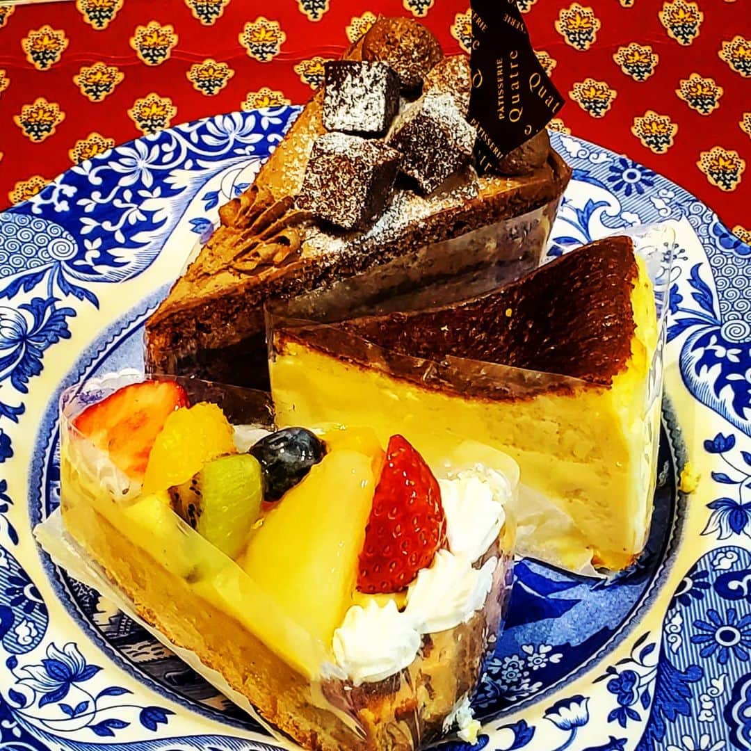 のインスタグラム：「新しいケーキの紹介 　第２段です。😌  　　　　生チョコレートケーキ 　　　　バスクチーズ 　　　　フルーツタルト 　　　 　　　　　　　　　　単品　￥700 　　　　　　　ドリンク付　￥1350  　#cafe#coffee#tea#cake#sweets#tramcafe#japan #tokyo #ikebukuro#instalikes #instagood#like4likes#tagforlikes  #ケーキ#電車#喫茶店#トラムカフェ#池袋#西武#西武池袋本店 #東京カフェ #路面電車#1月#オススメ#リニューアル#色とりどり」