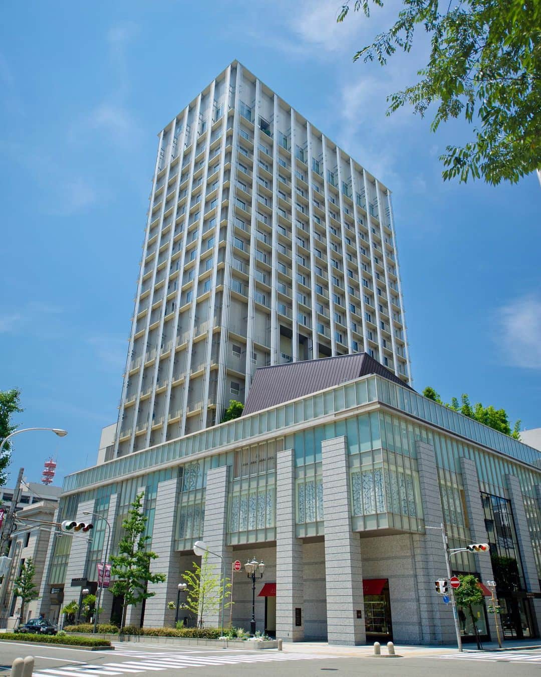 のインスタグラム：「. [ ORIENTAL HOTEL 営業時間について ]  この度の緊急事態宣言の発令に伴い ORIENTAL HOTELの各レストランの営業時間を 明日1月13日より以下の通り短縮いたします。  私たちは日本の「おもてなし」を世界中の人々へ届けることを ミッションとして事業を営んできました。  しかしながら、世界中の人々へのおもてなしは、 コロナウイルスの猛威が終息するまで 届けることはできなくなりました。  今私たちにできることは、 いつか世界中へ届けていく日本のおもてなしを ORIENTAL HOTELにお越しいただく全てのお客様へ 届けていくことです。  お越しいただける全てのお客様へ 20時までという限られた時間の中で、 今まで以上に精一杯、心からのおもてなしでお迎えいたします。  ＿＿＿＿＿＿＿＿＿＿＿＿＿＿＿﻿﻿﻿﻿＿＿＿＿＿＿＿＿＿＿＿  期間：2021年1月13日(水)〜2月7日(日)  ■MAIN DINING by THE HOUSE OF PACIFIC  [ LUNCH ]11:30～16:00 (15:00 L.O.)  [ DINNER ]17:30～20:00 (18:30 L.O.)  ■Steak house Medium Rare  [ LUNCH ]12:00～15:30 (14:00 L.O.)  [ DINNER ]17:30～20:00 (18:30 L.O.)  ■THE  BAR J.W.Hart  [ CAFE ] 10:30～17:30  [ BAR ] 17:30～20:00 (19:00 Food L.O. / 19:30 Drink L.O.)  ■神戸・鮨かねさか  [昼] 12:00～14:30 (13:30 L.O.)  [夜] 17:30～20:00 (18:30 L.O.)  #オリエンタルホテル」