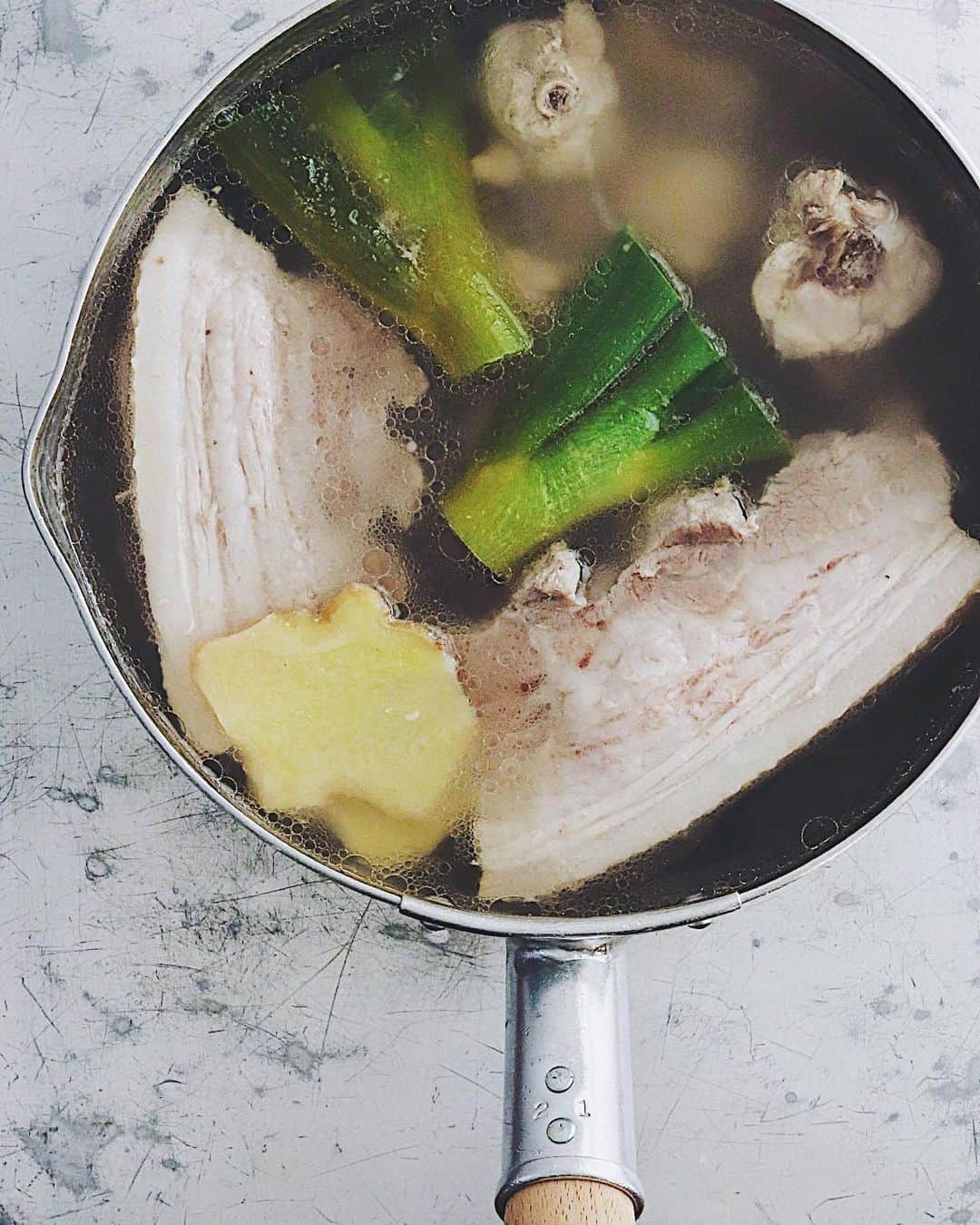 のインスタグラム：「soup stock . 朝から香味野菜と手羽元で スープストックとりながら 豚バラ肉の塊も一緒に茹で、 ついでに暖もとってました。 . のちほど、あますことなく 冷ましてラードもとります。 . . #温活 #スープ作り #ゆで豚作り #スープストック #あますことなく #雪平鍋 #soupstock #bonebroth #bonebrothdiet」