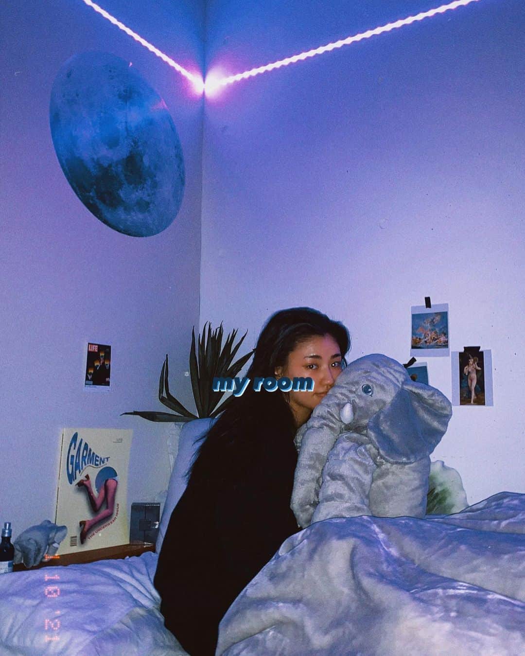 松本優のインスタグラム：「. . お気に入りがたくさん詰まったお部屋🔥 とりあえずみんなNウォームのニトリの布団カバーはこうた方がいい😜 . このネオンライトはAmazonで二千円ちょいで買ったよお❤️ 月のシールはIKEA！雑誌は表参道の古本屋さんで可愛くて買った✌️」