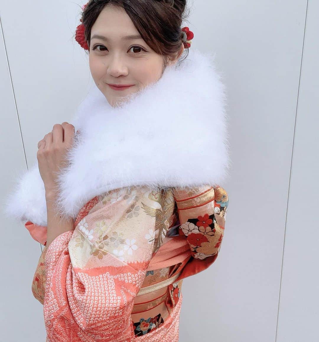 のインスタグラム：「昨日成人式でした🧏🏻‍♀️🎶 コロナ禍で沢山の意見がある中、開催を決意してくれた方々に本当に感謝の気持ちでいっぱいです、久々に友達に会えたり一生に一度の式典に出られたこととても嬉しく思います🥺💖 そして振袖は母が着たものを着させてもらいました👘♡ 20年間育ててくれた両親をはじめ、関わってくれた全ての方への感謝の気持ちを忘れず、これからは恩返しできるように精進して参ります🥰✌🏻  新成人のみなさん、おめでとうございます🌟  #成人式 #成人式ヘア #新成人」