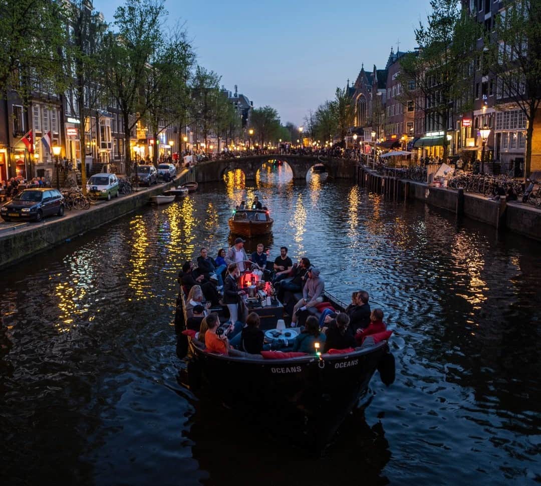 National Geographic Travelさんのインスタグラム写真 - (National Geographic TravelInstagram)「Photo by Muhammed Muheisen @mmuheisen / People enjoy a boat ride in a canal in Amsterdam, Netherlands. For more photos and videos from different parts of the world, follow me @mmuheisen and @mmuheisenpublic. #muhammedmuheisen #Amsterdam #Netherlands #canal」1月12日 12時35分 - natgeotravel