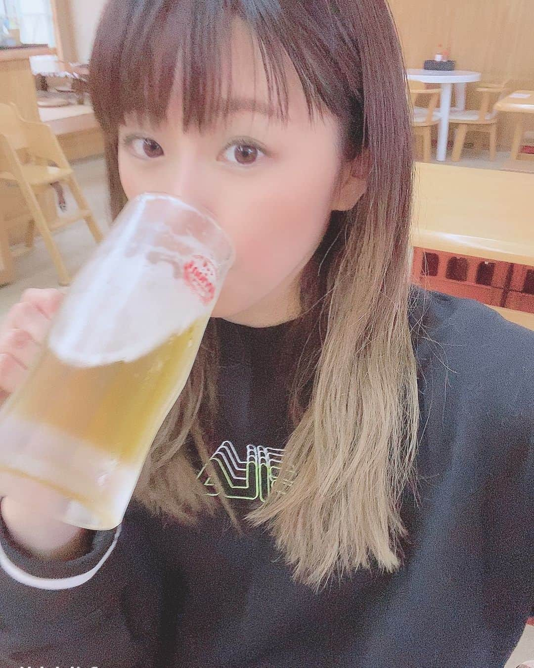 藤井舞のインスタグラム：「くぴくぴ🍺  #フリーアナウンサー #女子アナ #女性経営者 #大田区 #大森  #元NHKアナウンサー #着物好きさんと繋がりたい #ねことふじい #若手経営者 #経営者 #sake #のんべえ女子 #アナウンサー #オーナー #スタッフ募集 #ビール #お酒好き」