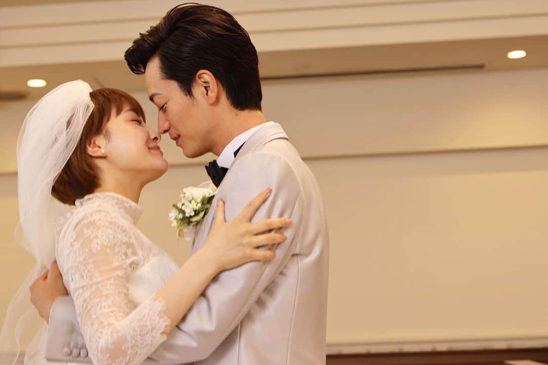 「年の差婚」ドラマイズム【公式】のインスタグラム：「. ／ ドラマ #年の差婚 💗 本日４話放送です🥰🥰 ＼  オープニングのオフショットを...👰‍♀️🤵‍♂️✨ (Twitterには別の写真を♡)  あと13時間で放送スタート❣️ MBS 25:14〜 TBS 25:43〜 (⚠️通常の15分押しになっております)  ３話の復習はお早めに☟♡ https://tver.jp/corner/f0064946  #葵わかな #竹財輝之助 #松本若菜 #小野寺晃良 #吉野北人 #河井青葉 #徳井優 #吹越満 #原因は自分にある。#hankun #ドラマイズム #ランペ #therampage」