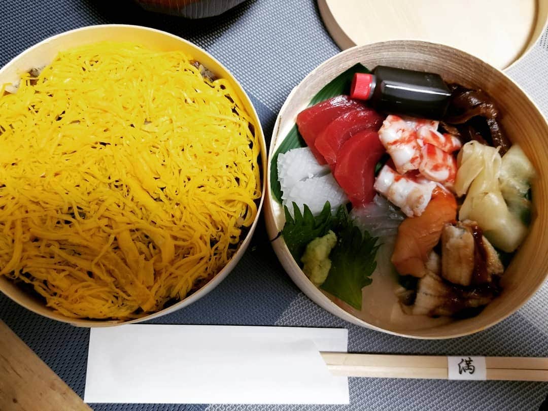 谷口キヨコさんのインスタグラム写真 - (谷口キヨコInstagram)「今日のご馳走🍚日曜日に食べたのですが、寿司処満さんのちらし寿司。二段だよ～。しかも、からだのことで何でも食べられない母となんでも食べる私のネタもかえてくれた‼️美味しかった～‼️一生のなかで一番美味しいちらし寿司でした✨ありがとうございます、ご馳走さまでした😄 #ちらし寿司 #すし #谷口キヨコ #きよぴー」1月12日 12時38分 - kiyokotaniguchi