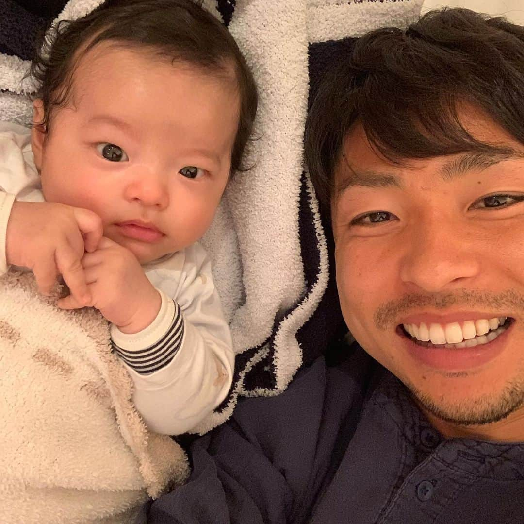 小林悠さんのインスタグラム写真 - (小林悠Instagram)「3ヶ月👶  昨日で三男の風翔（ふうと）が生まれてから3ヶ月が経ちました☺️  家の中では完全にアイドルです✨😁  長男も次男も可愛がってくれるので見ているととても微笑ましいです☺️  これからも元気にすくすく育ってくれることを願います😊🙆‍♂️」1月12日 12時47分 - kobayashiyu11