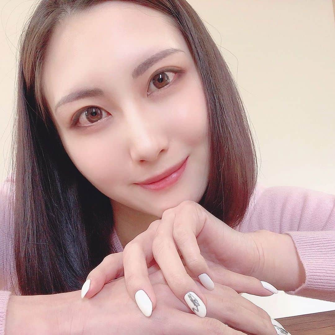 aya onoのインスタグラム：「new nail 💅  @lily_nail.0122   毎回持ち込みネイル いつも思った通りにしてくれるきよかさん💓 ありがとう！！！  #豊橋ネイル#愛知ネイル#ニュアンスネイル#ミラーネイル#ニュアンスアート#ニュアンスミラーネイル#ネイルデザイン#nail#nails」