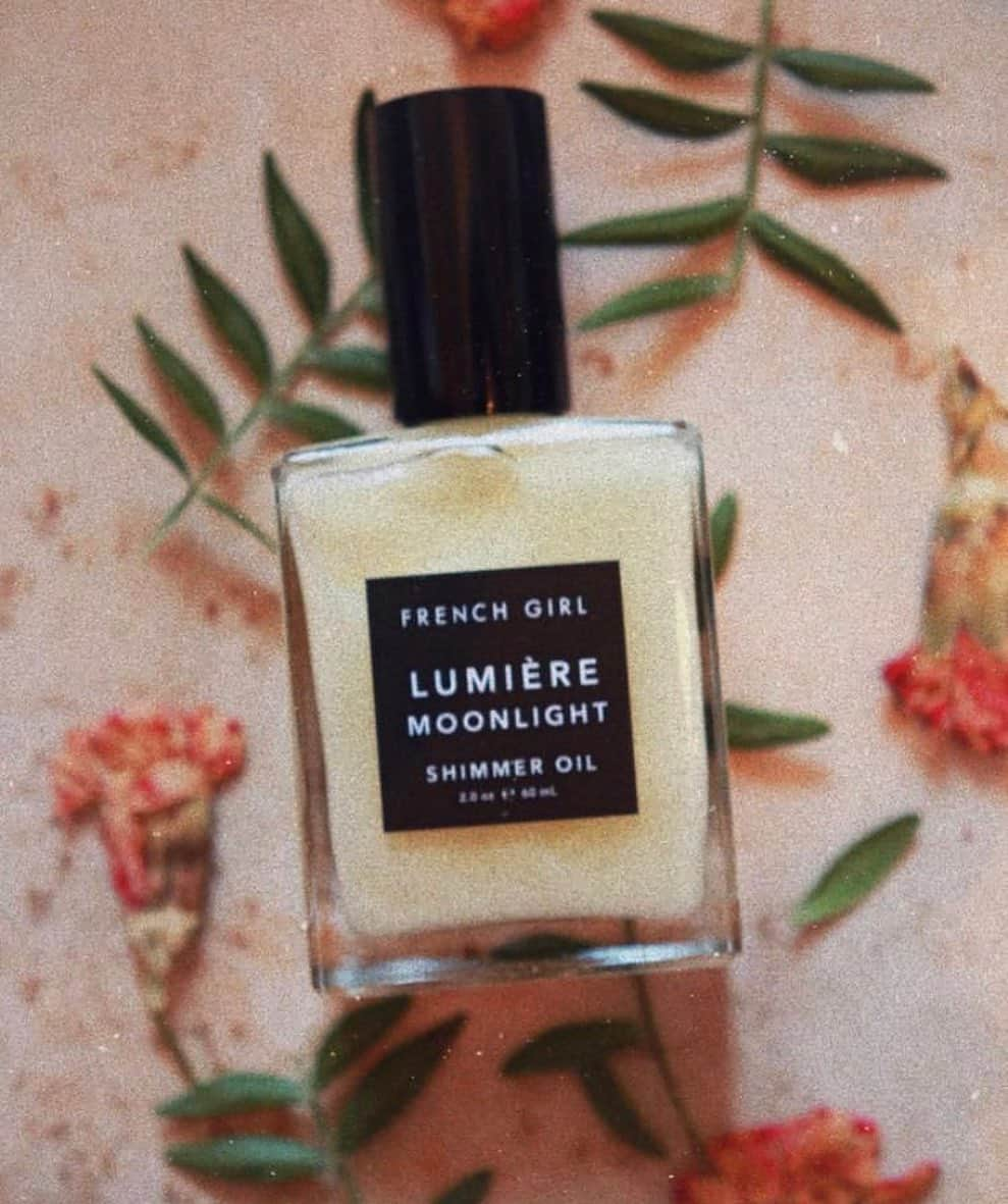 FRENCH GIRLのインスタグラム：「A wintery #MondayMood brought to you by Lumière Moonlight, our gorgeous shimmering dry oil that leaves skin with a subtle pearlescent glow ✨  Photo by @kabukirune 🤍」