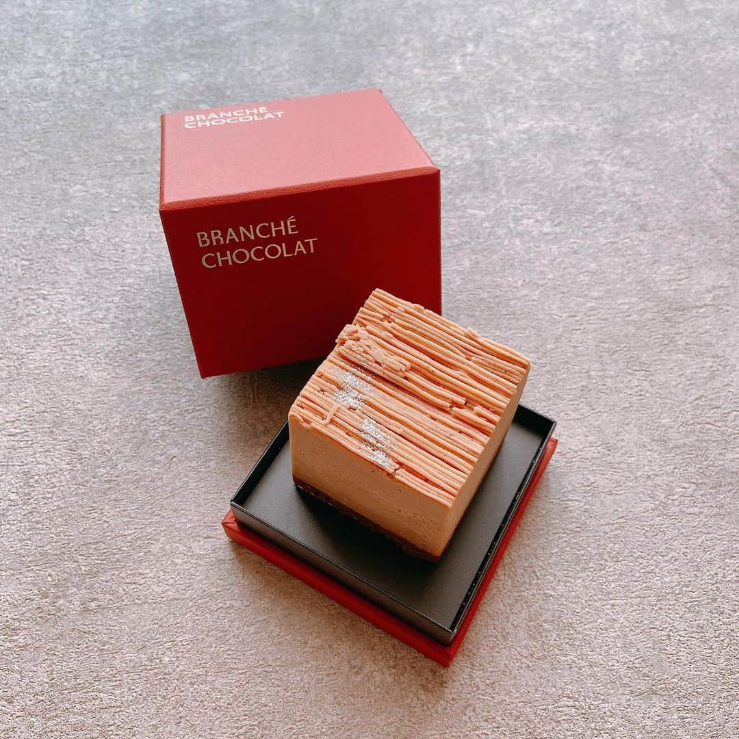 のインスタグラム：「✴︎ 栗🌰好きにはたまらない @branche_chocolat の "和栗のカレ・オ・ショコラ" . 栗が丸ごと🌰✨ 上品な甘さと濃厚でリッチな味わいが最高でした❤︎ . . . . #ブランシェショコラ#至福の正方形#おうち時間#栗#sweets」