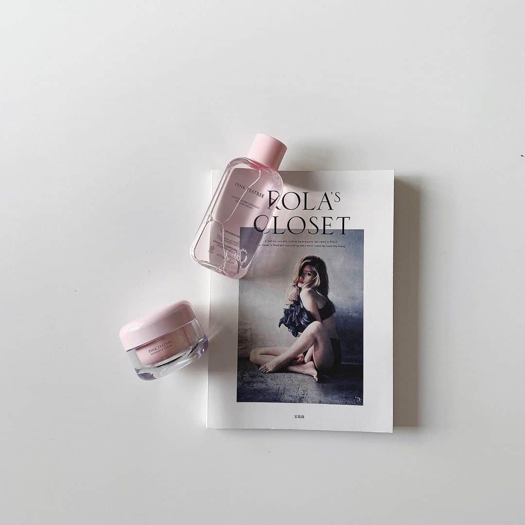 のインスタグラム：「ㅤ ㅤ ㅤ ㅤ もう定期的に使わせてもらってる ApilnのPINK TEATREEシリーズ◡̈︎* ㅤ 今回ご紹介するのはPINK TEATREE Cream✨✨ ㅤ ㅤ ㅤ 前回試させてもらった化粧水と合わせてつかってるよ✨ 一緒に写ってるやつね◡̈︎* ㅤ ㅤ 前回にも紹介したんやけど このシリーズのうっすらピンク色は天然のピンクなんよ✧︎*。 ㅤ それくらい肌に優しい成分ばっかり使って 余計なものは使ってないのがこだわりなんだってପ(⑅︎ˊᵕˋ⑅︎)ଓ ㅤ ㅤ ㅤ 使用感はベタベタせずスーッと軽い感じで好き🙆‍♀️♡ ㅤ 強い匂いもなくて好き🙆‍♀️♡ ㅤ ㅤ ㅤ ㅤ 最近聞いたんやけど韓国人の肌と日本人の肌って 特性がよく似てるんだって！ ㅤ だから韓国コスメがよく合うらしい🤔納得 ㅤ ㅤ ㅤ ㅤ ㅤ  ㅤ #aplin #アプリン #ピンクティーツリー  #クリーム #スキンケア #スキンケア用品  #スキンケア紹介 #スキンケア好きさんと繋がりたい  #スキンケア好き #韓国コスメ通販  #スキンケア用品 #スキンケア紹介  #美意識 #美意識向上」
