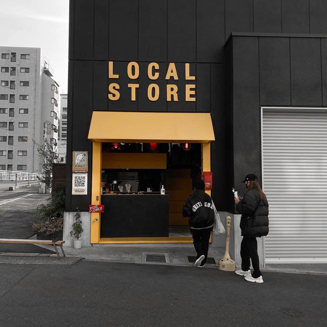 のインスタグラム：「@local_store_horie ✔︎ . . @_moe_1129 @1026yen 🤍🖤 . こんなんいつでも出来る日常やったのに なんでまた緊急事態宣言☹️ うぅ〜もどかしい。。 . 人見知りなさらが仲良くなれた2人は 本当に最高な方たち🤍🤍🤍」