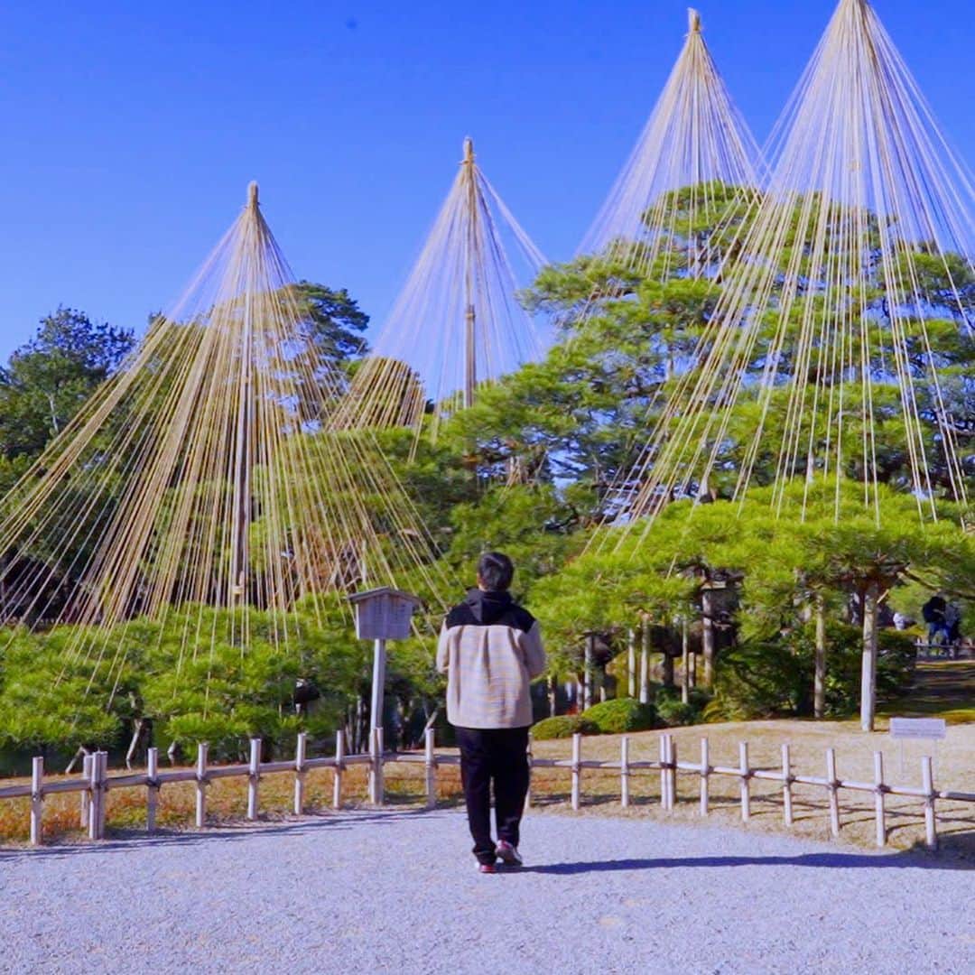 フジテレビ「空旅をあなたへ」さんのインスタグラム写真 - (フジテレビ「空旅をあなたへ」Instagram)「今週木曜日22:54〜の「空旅をあなたへ」は、 アーティスト・Kさんが巡る、 石川県　金沢の空旅です✈️  今回は、ひがし茶屋街🍵と日本三名園の一つ、兼六園 を訪れます🍁  兼六園は、 加賀藩の大名、前田家によって作られた 回遊式の庭園です😊✨  この時期は、松が雪の重みで倒れないようにするための、 冬の風物詩　雪つりもあり、風情を感じます😌🍂 四季折々の景色との、一期一会☘️  美しき日本に出会う　金沢の空旅です😊  放送をお楽しみに！ (※関東のみの放送です)   #K #金沢 #石川 #兼六園 #庭園 #ひがし茶屋街  #空旅をあなたへ #soratabi #撮影 #撮影オフショット」1月12日 12時45分 - soratabi_fuji