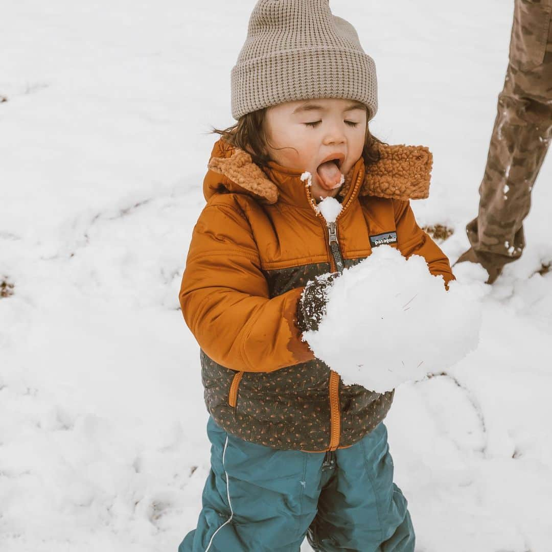 コリー・ロバートソンさんのインスタグラム写真 - (コリー・ロバートソンInstagram)「Happy Birthday, Zane!! What special day for our very favorite 2 year old!  Best gift ever to wake up to a white birthday ❄️ I can’t believe you’re old enough to have a snowball fight with the “big” cousins 🤗   I love your fun spirit, your laugh, your smile, the way you speak in syllables, ha, your new found love for snow and your air kisses 😚 You’re going to be Kmama’s little ski buddy before long! Such a joy seeing the wonder in the world with you! Love you, little buddy!!」1月12日 12時45分 - bosshogswife