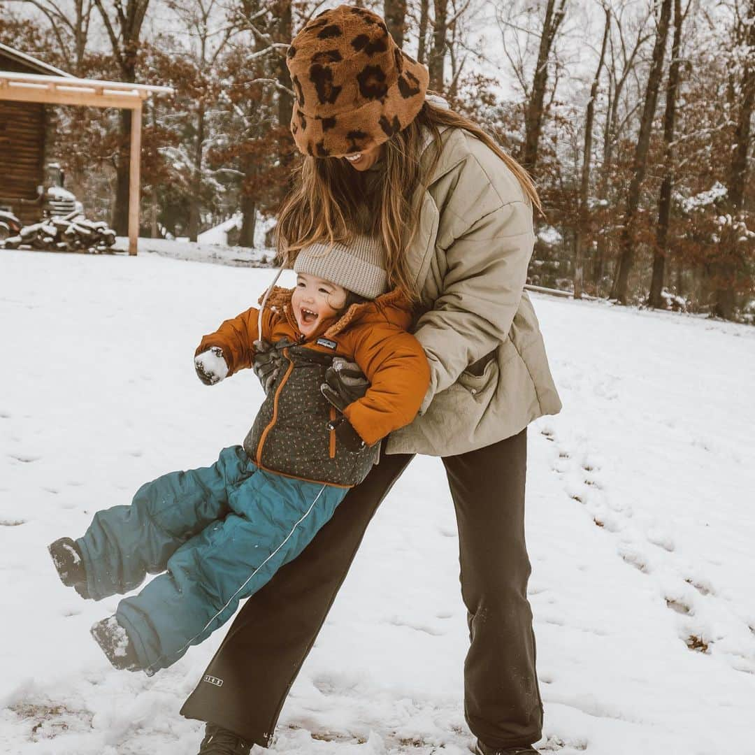 コリー・ロバートソンさんのインスタグラム写真 - (コリー・ロバートソンInstagram)「Happy Birthday, Zane!! What special day for our very favorite 2 year old!  Best gift ever to wake up to a white birthday ❄️ I can’t believe you’re old enough to have a snowball fight with the “big” cousins 🤗   I love your fun spirit, your laugh, your smile, the way you speak in syllables, ha, your new found love for snow and your air kisses 😚 You’re going to be Kmama’s little ski buddy before long! Such a joy seeing the wonder in the world with you! Love you, little buddy!!」1月12日 12時45分 - bosshogswife