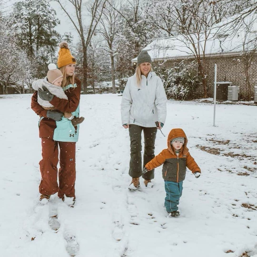 コリー・ロバートソンさんのインスタグラム写真 - (コリー・ロバートソンInstagram)「Happy Birthday, Zane!! What special day for our very favorite 2 year old!  Best gift ever to wake up to a white birthday ❄️ I can’t believe you’re old enough to have a snowball fight with the “big” cousins 🤗   I love your fun spirit, your laugh, your smile, the way you speak in syllables, ha, your new found love for snow and your air kisses 😚 You’re going to be Kmama’s little ski buddy before long! Such a joy seeing the wonder in the world with you! Love you, little buddy!!」1月12日 12時45分 - bosshogswife