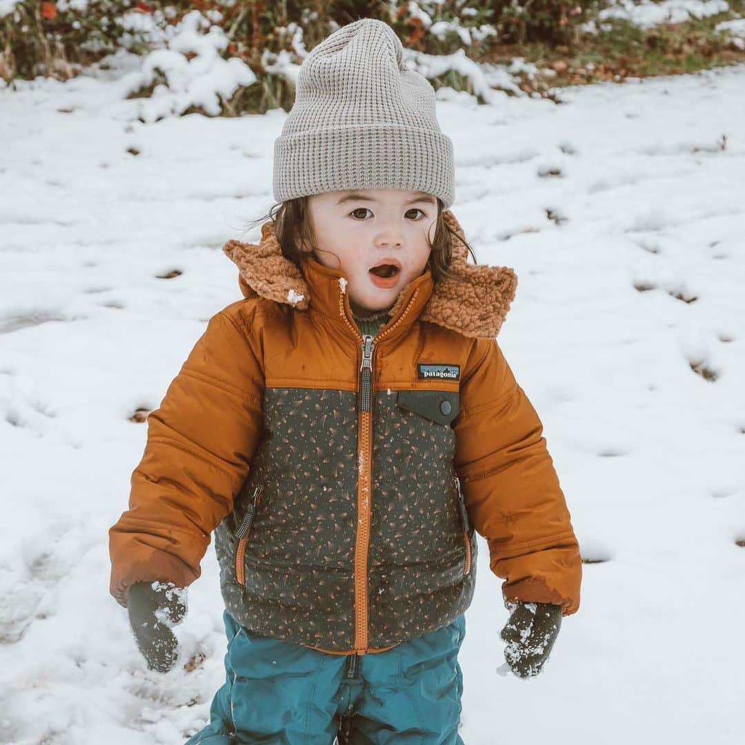 コリー・ロバートソンのインスタグラム：「Happy Birthday, Zane!! What special day for our very favorite 2 year old!  Best gift ever to wake up to a white birthday ❄️ I can’t believe you’re old enough to have a snowball fight with the “big” cousins 🤗   I love your fun spirit, your laugh, your smile, the way you speak in syllables, ha, your new found love for snow and your air kisses 😚 You’re going to be Kmama’s little ski buddy before long! Such a joy seeing the wonder in the world with you! Love you, little buddy!!」