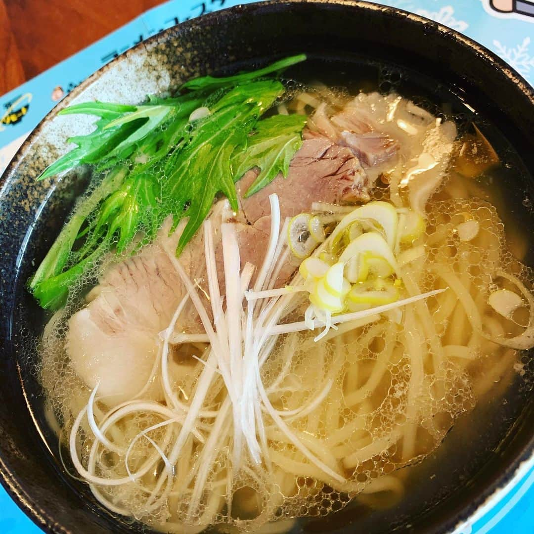 林マオさんのインスタグラム写真 - (林マオInstagram)「なんて綺麗なスープ  そして、 なんといっても この麺がですね、 湯がいてる時からい〜香りで、 食べても、もちろん美味しくて、 すっかり虜になってしまいました！  森ちゃんのラーメンフェスタ🍜 今回は らーめんセアブラノ神 さんの 鶏と豚と野菜の旨味 芳醇シャンタンらぁめん 頂きました😋  にしても… 盛り付けのセンスの無さ😂  #ラーメンフェスタリモート #ラーフェスリモート #森ちゃんのラーメンフェスタリモート」1月12日 12時51分 - maohayashi_ytv