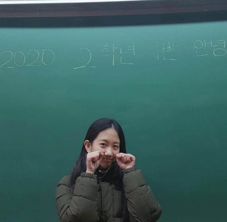 イ・チェミのインスタグラム：「코로나로 몇번 못간 학교지만 그 와중에도 최선을 다한 중학교 2학년 생활 #bye 😭👋 #벌써중3이라니  #내년이면고딩 🙉 #시간순삭🚀」