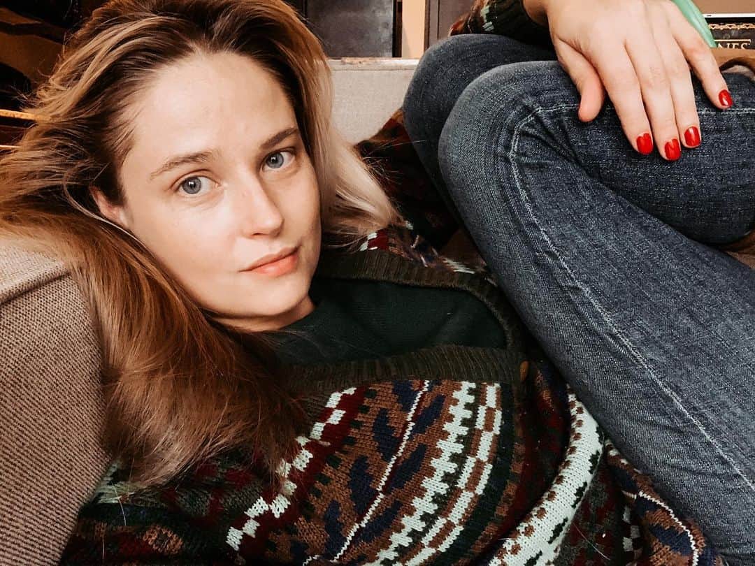 ジェネビーブ・モートンのインスタグラム：「Hanging out on the most uncomfortable couch that exists in this world.」